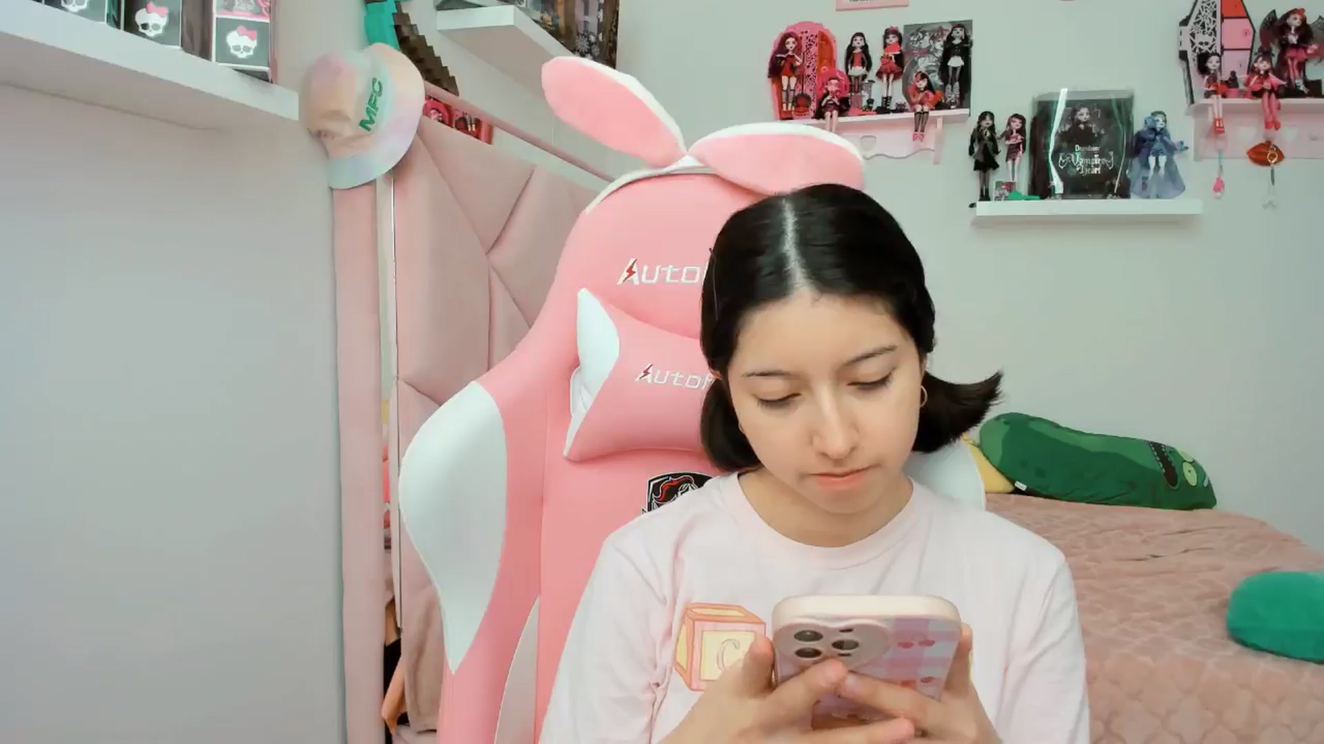 Gallery image thumbnail from Cherrycute666's myfreecams stream on, 11/18/2024, 21:19 image 18 of 20