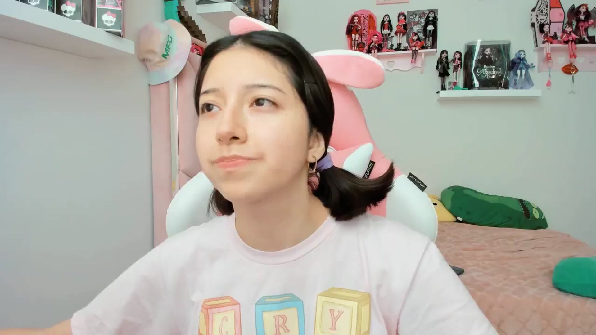 Gallery image thumbnail from Cherrycute666's myfreecams stream on, 11/18/2024, 21:19 image 17 of 20