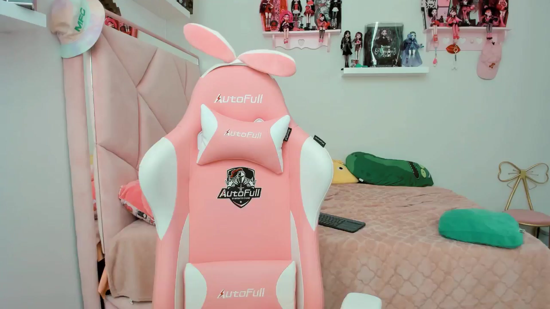 Gallery image thumbnail from Cherrycute666's myfreecams stream on, 11/18/2024, 21:19 image 9 of 20