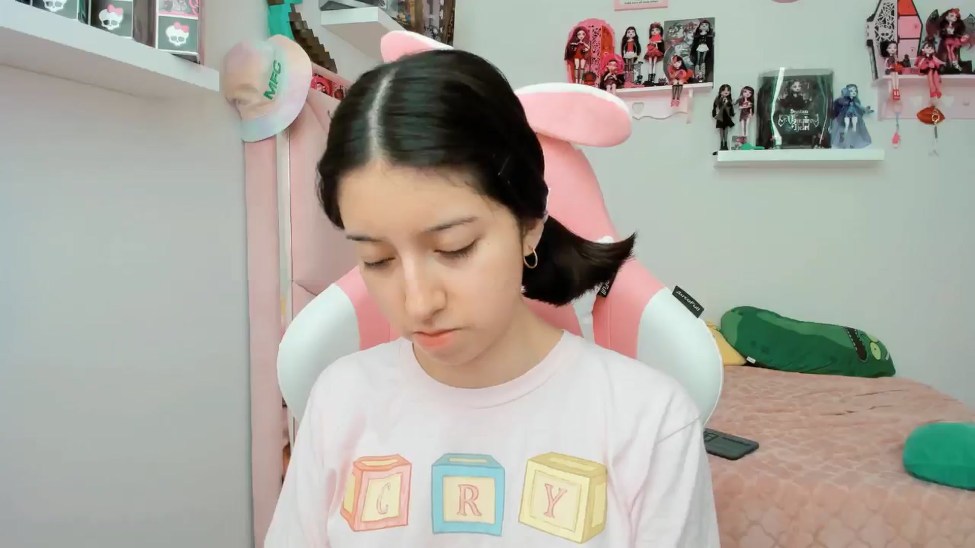 Gallery image thumbnail from Cherrycute666's myfreecams stream on, 11/18/2024, 21:19 image 19 of 20