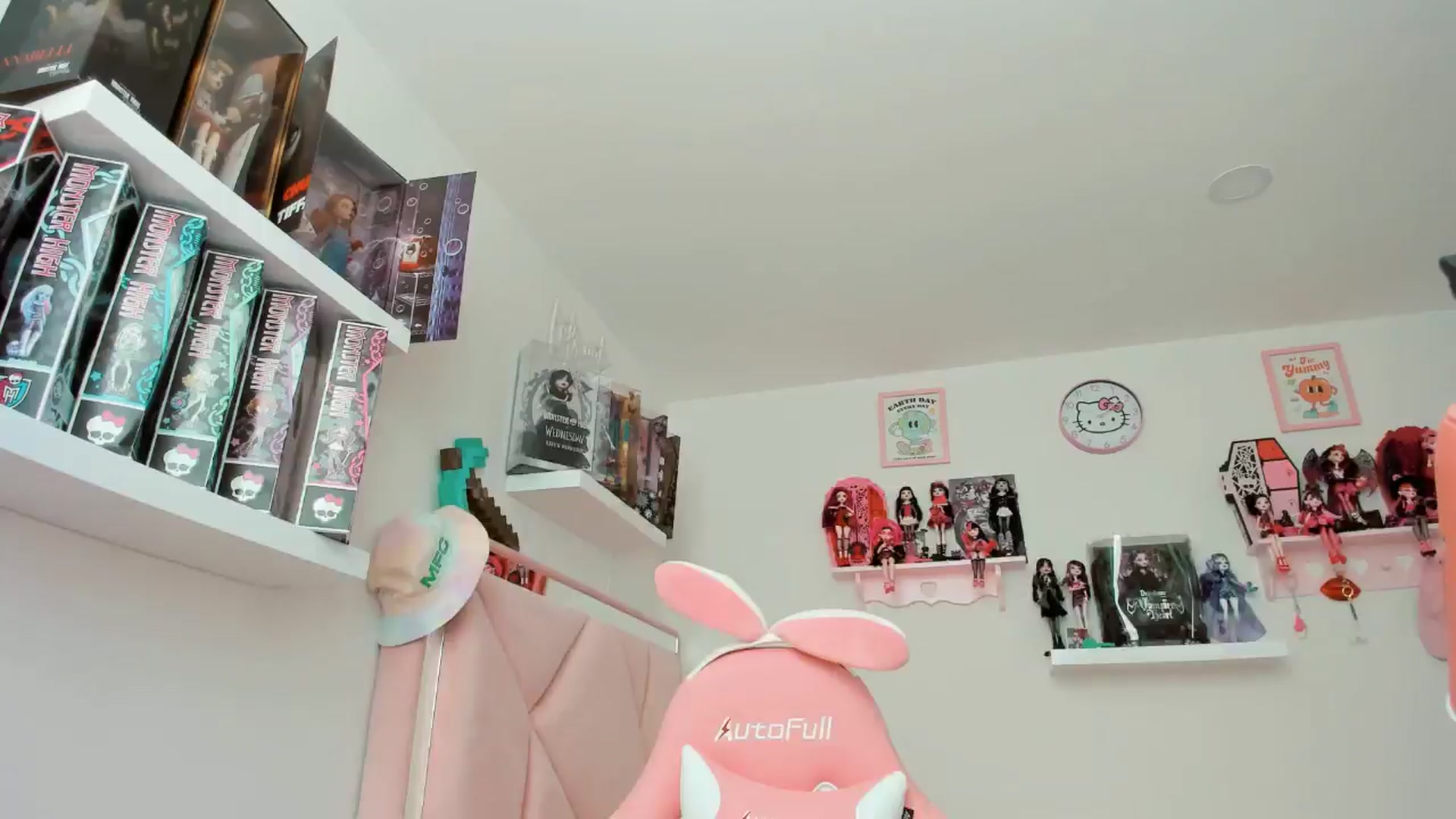 Gallery image thumbnail from Cherrycute666's myfreecams stream on, 11/18/2024, 21:19 image 14 of 20
