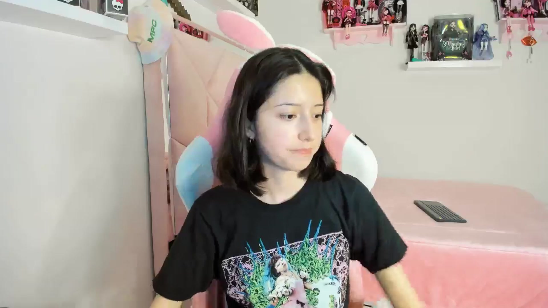 Gallery image thumbnail from Cherrycute666's myfreecams stream on, 11/19/2024, 01:40 image 5 of 20