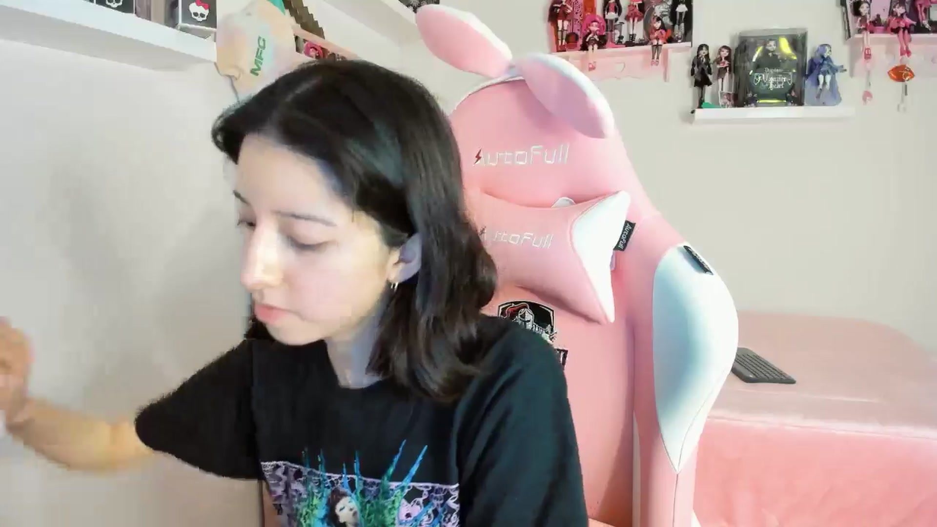 Gallery image thumbnail from Cherrycute666's myfreecams stream on, 11/19/2024, 01:40 image 9 of 20