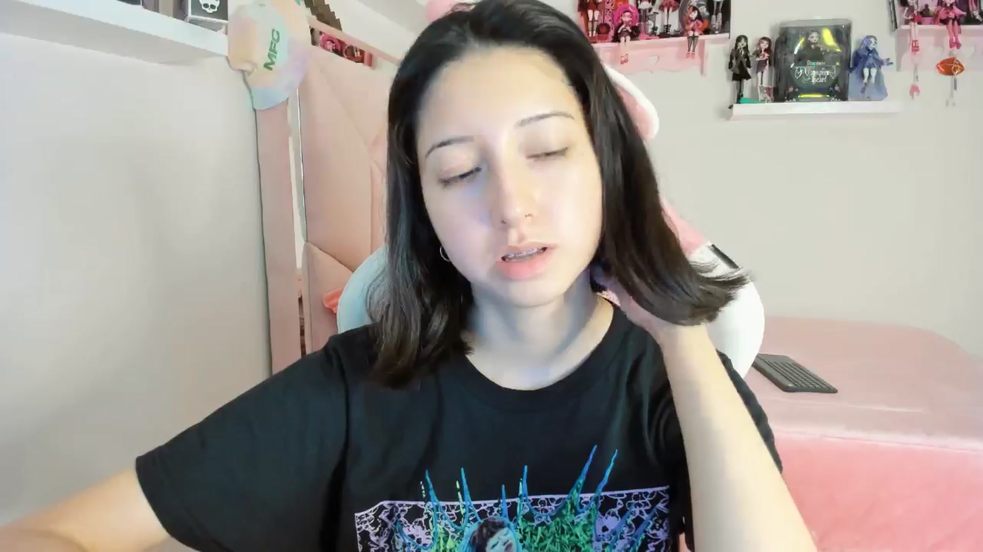 Gallery image thumbnail from Cherrycute666's myfreecams stream on, 11/19/2024, 01:40 image 2 of 20