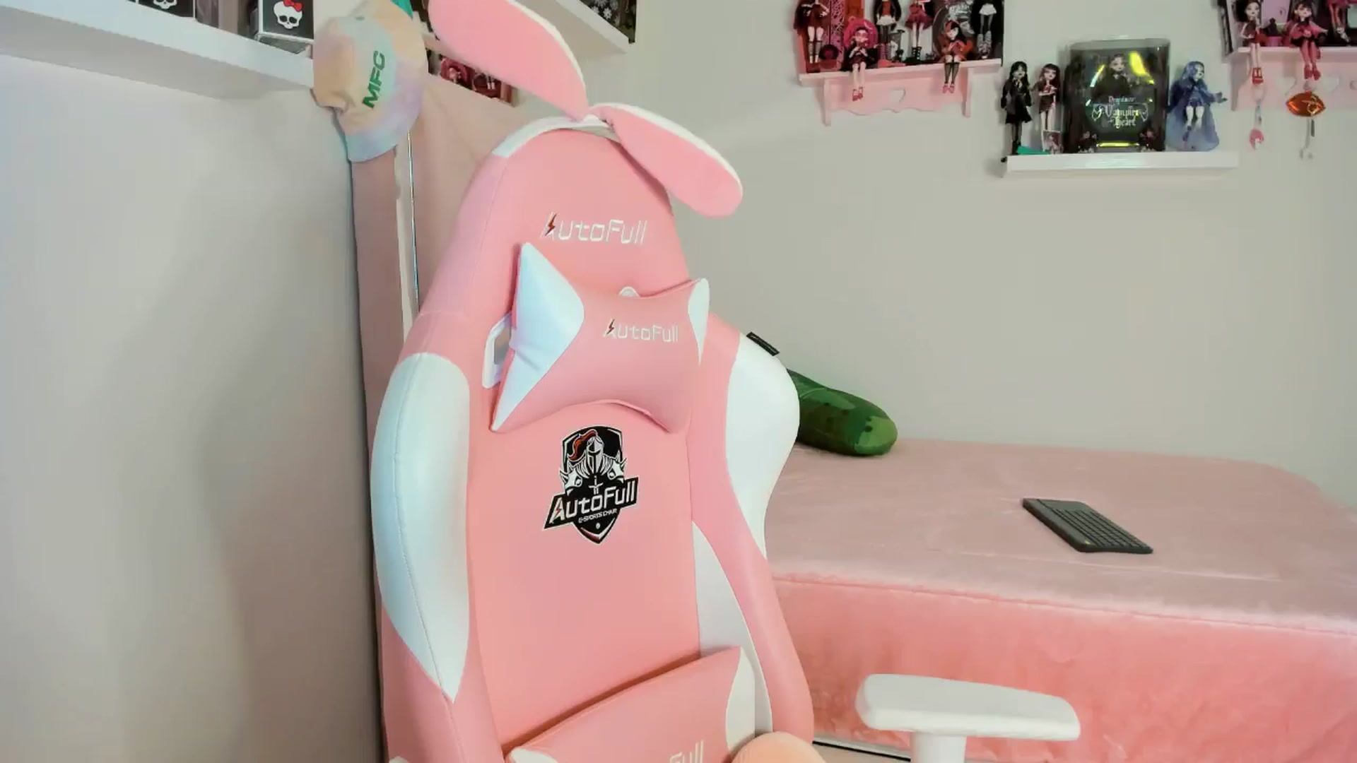 Gallery image thumbnail from Cherrycute666's myfreecams stream on, 11/19/2024, 01:40 image 20 of 20