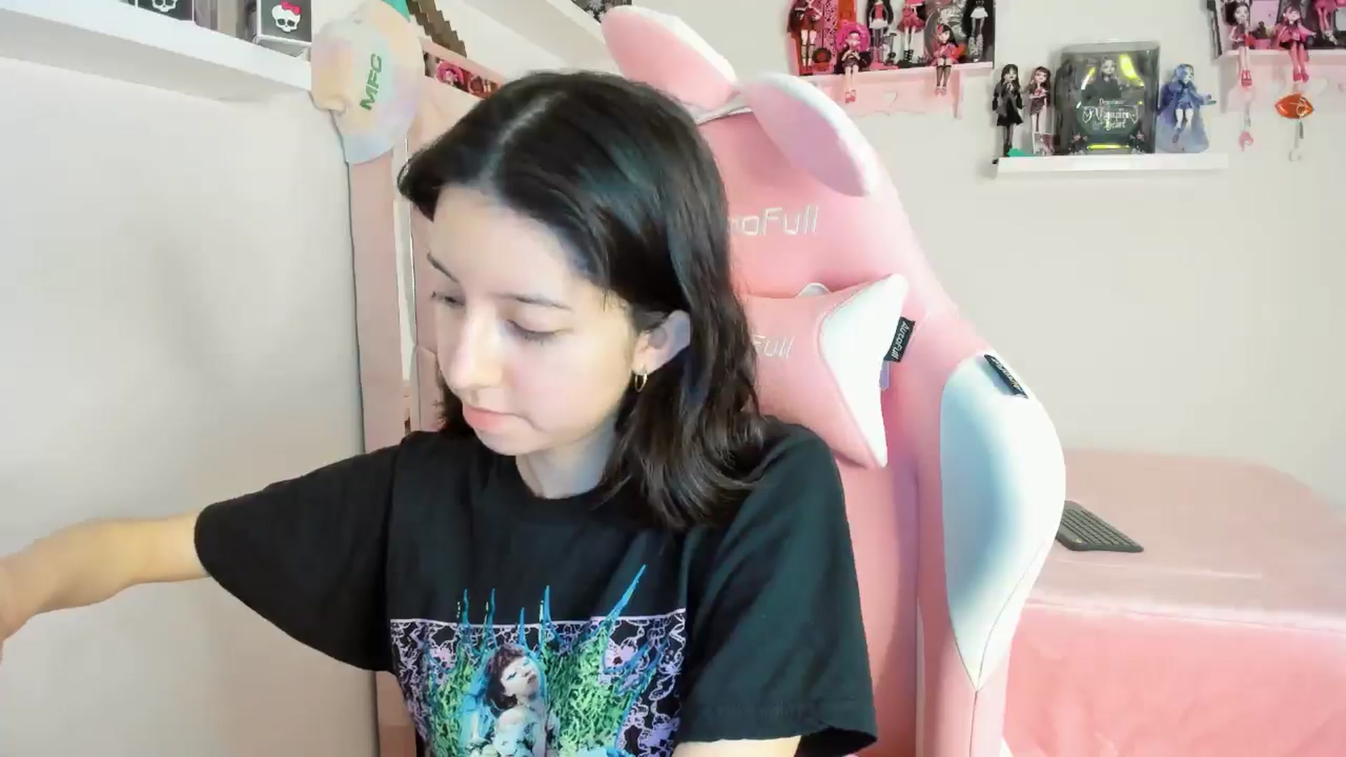 Gallery image thumbnail from Cherrycute666's myfreecams stream on, 11/19/2024, 01:40 image 7 of 20