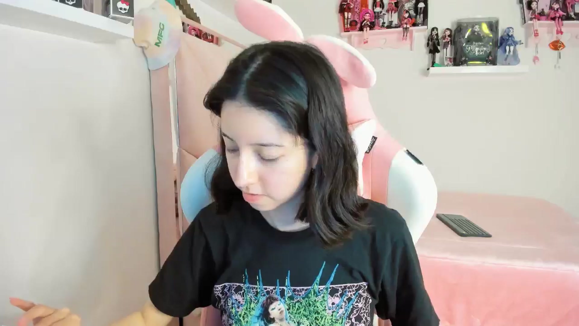 Gallery image thumbnail from Cherrycute666's myfreecams stream on, 11/19/2024, 01:40 image 11 of 20
