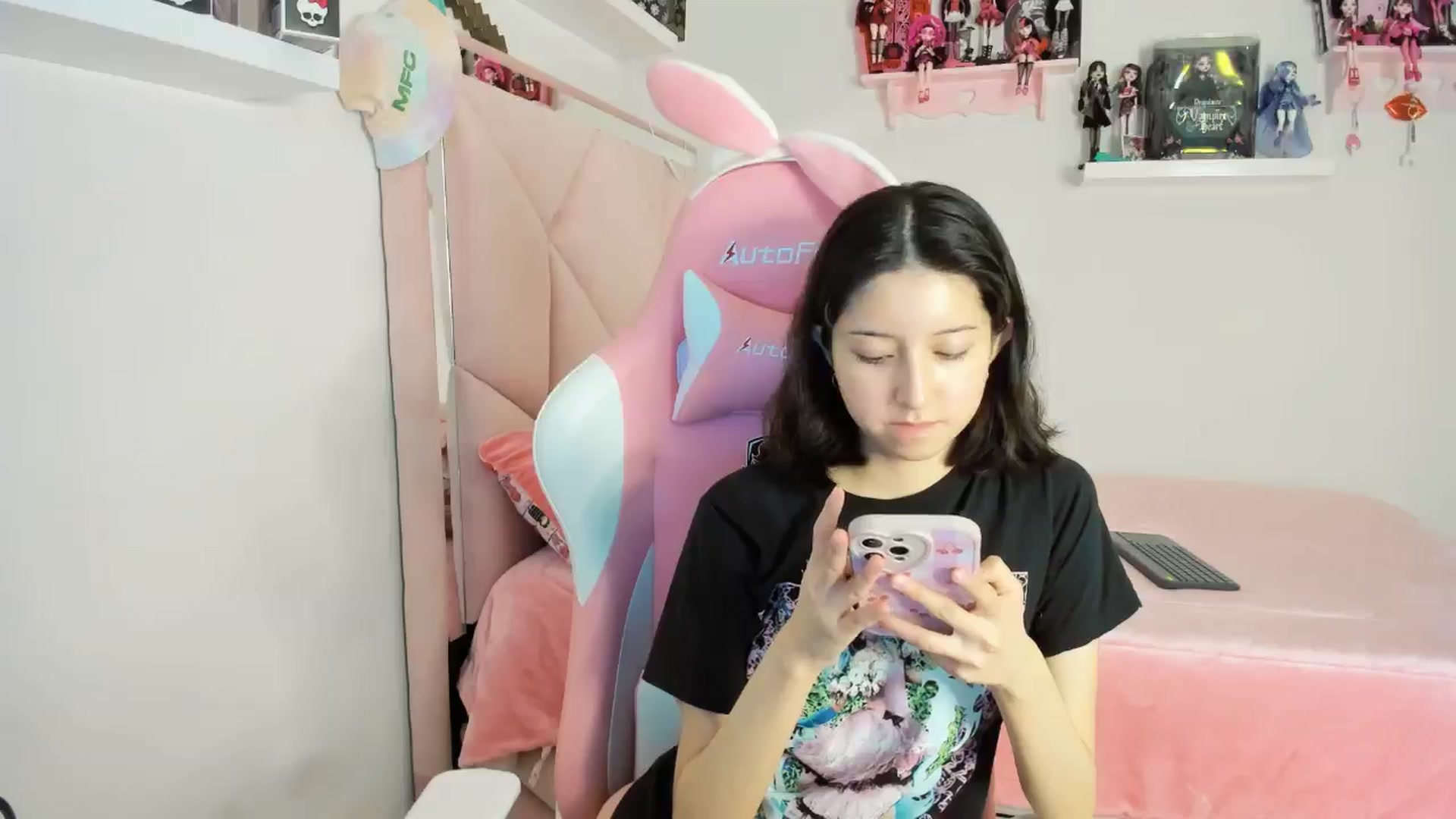 Gallery image thumbnail from Cherrycute666's myfreecams stream on, 11/19/2024, 01:40 image 4 of 20