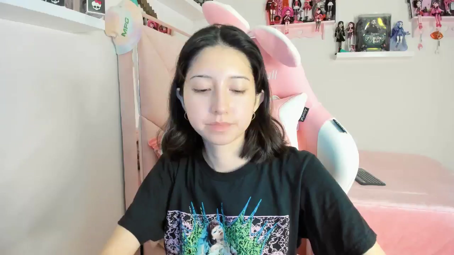 Gallery image thumbnail from Cherrycute666's myfreecams stream on, 11/19/2024, 01:40 image 8 of 20