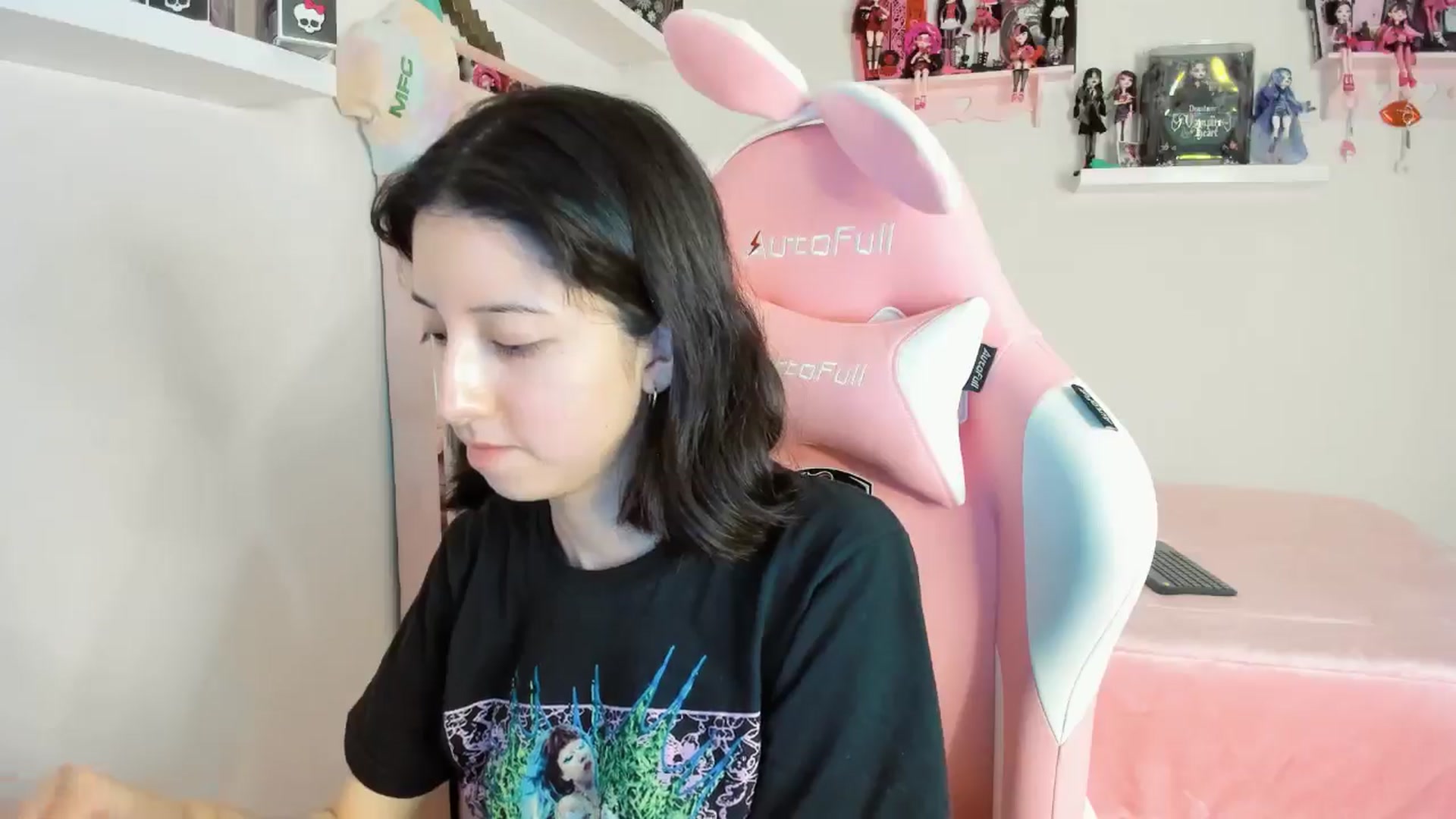 Gallery image thumbnail from Cherrycute666's myfreecams stream on, 11/19/2024, 01:40 image 10 of 20
