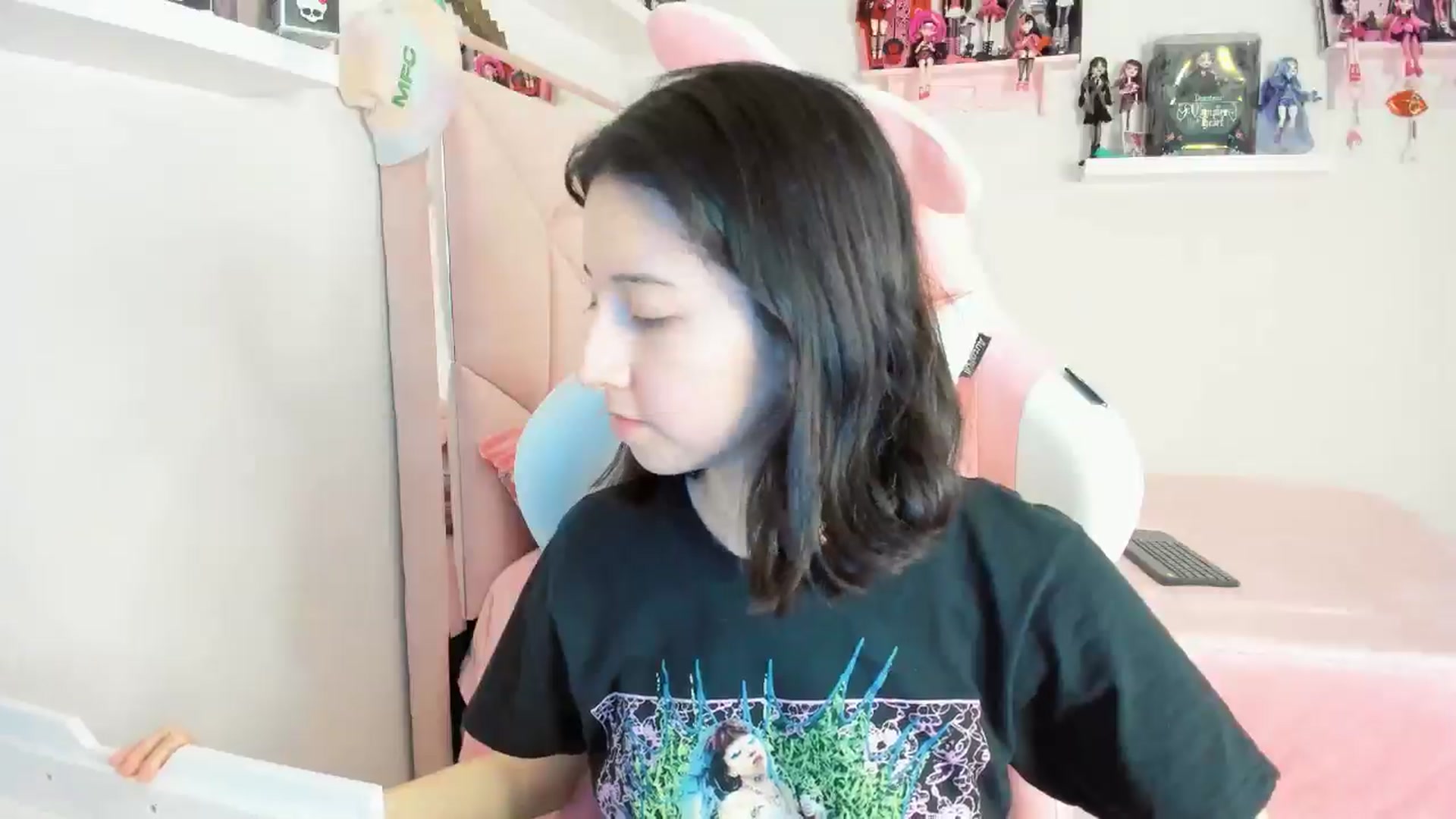 Gallery image thumbnail from Cherrycute666's myfreecams stream on, 11/19/2024, 01:40 image 3 of 20