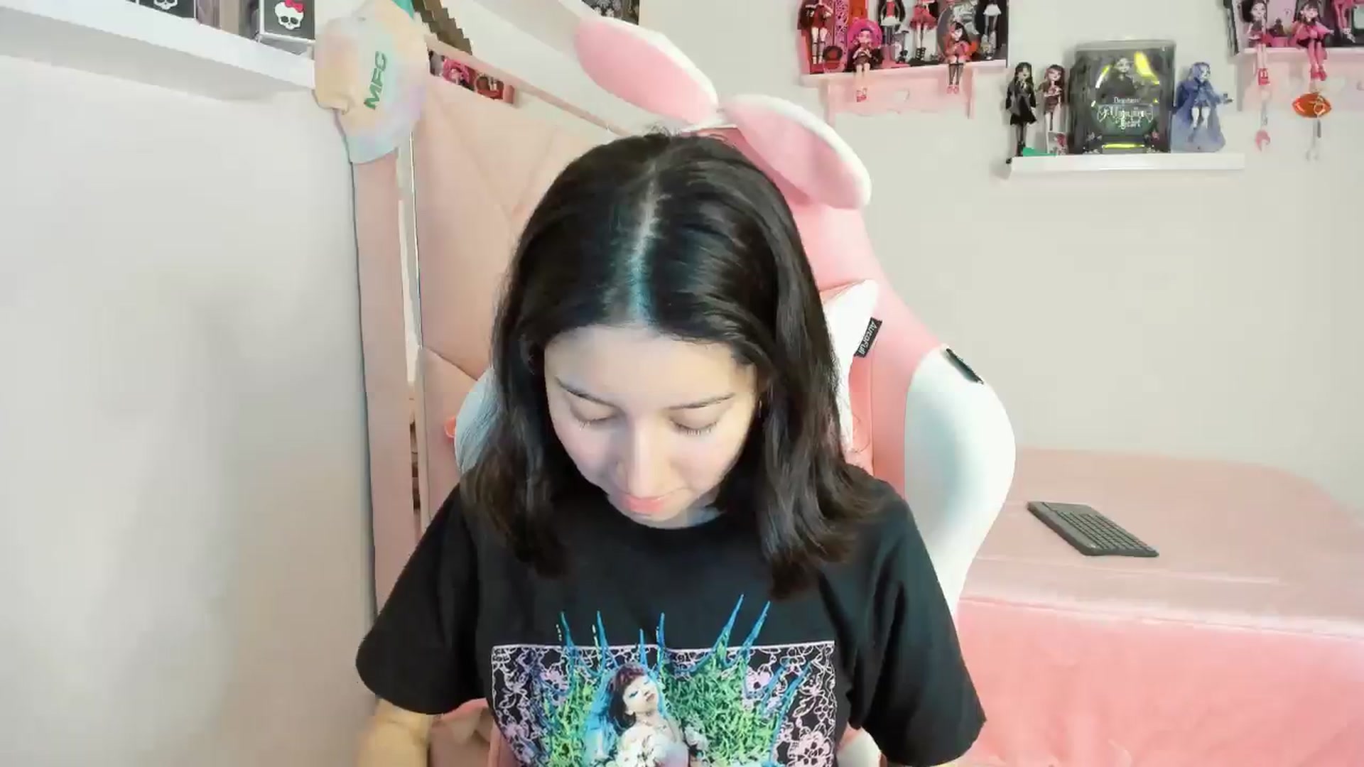 Gallery image thumbnail from Cherrycute666's myfreecams stream on, 11/19/2024, 01:40 image 14 of 20