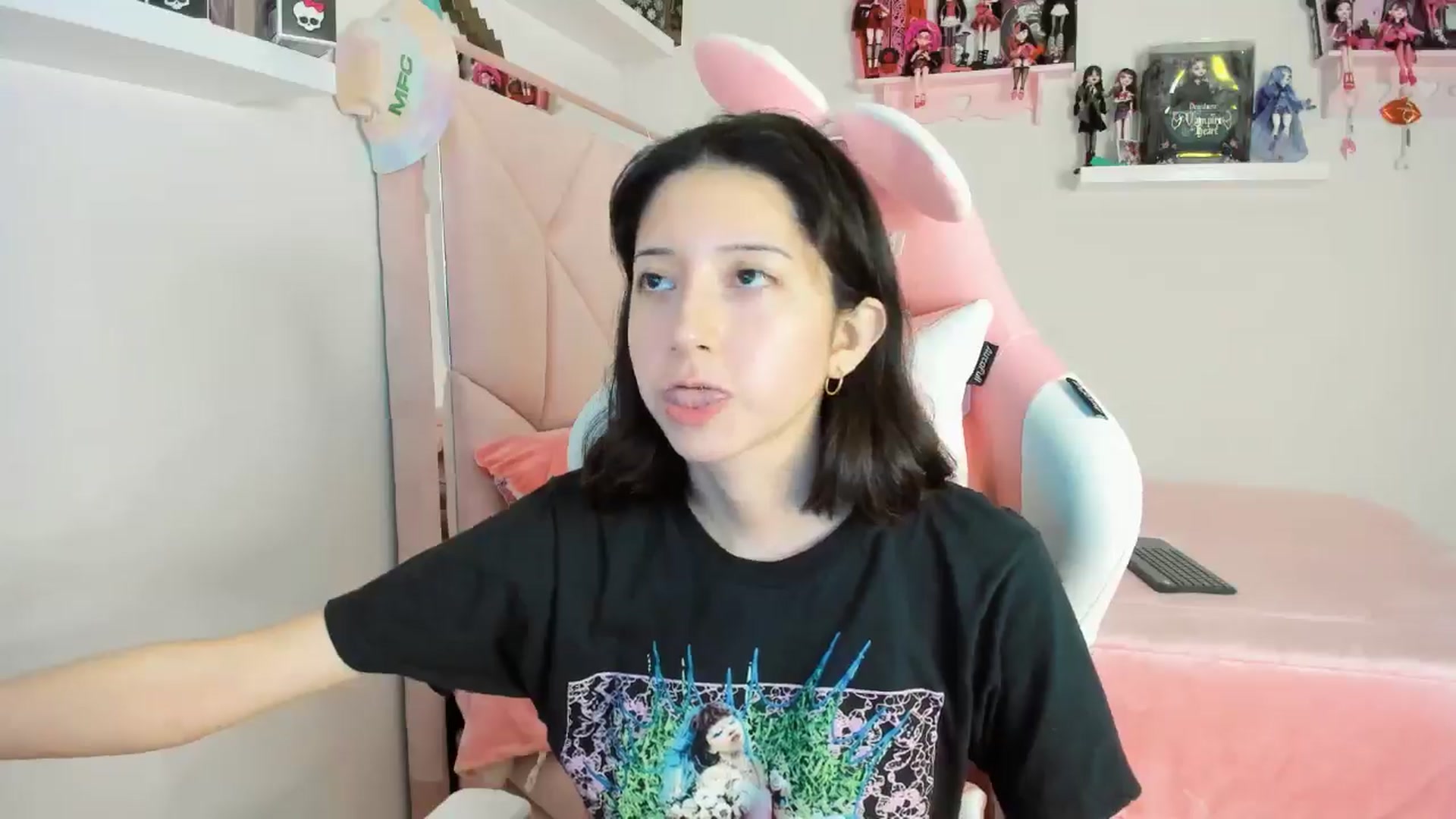Gallery image thumbnail from Cherrycute666's myfreecams stream on, 11/19/2024, 01:40 image 16 of 20