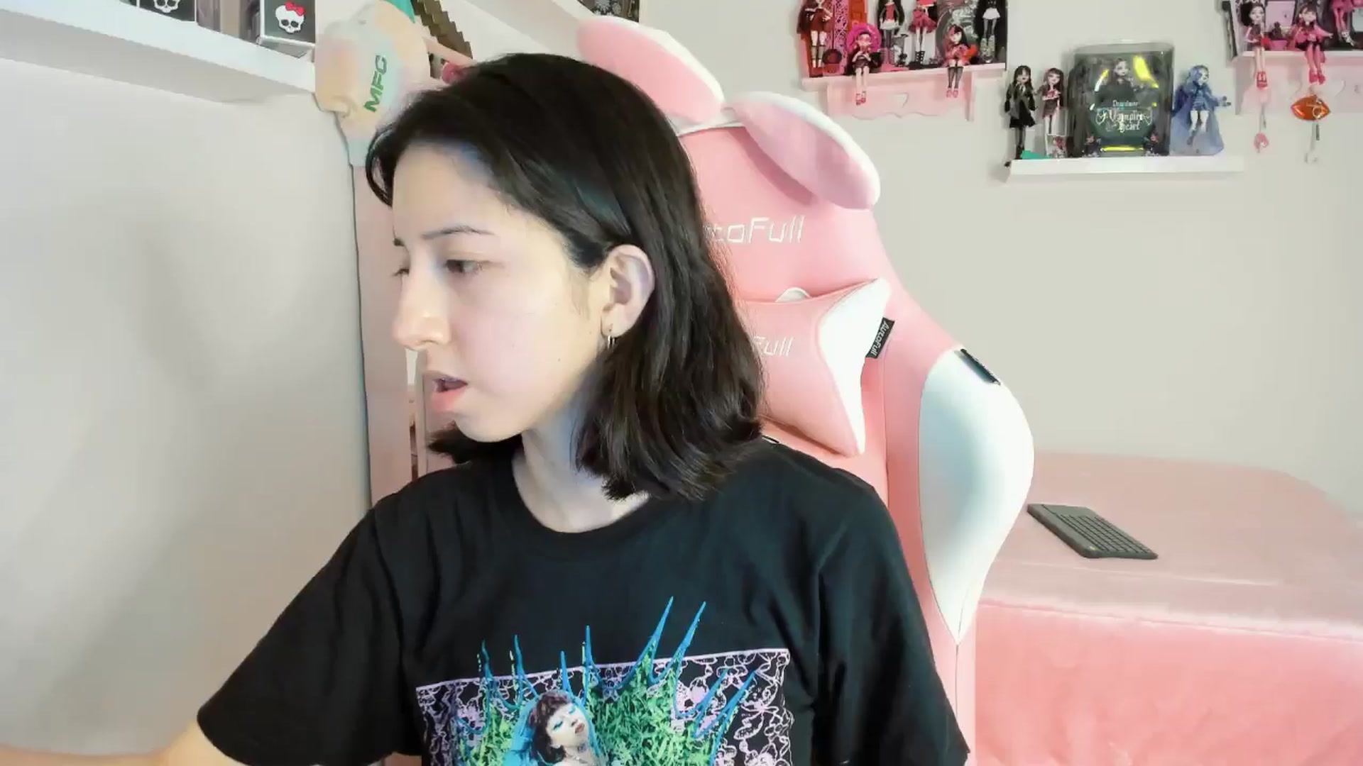 Gallery image thumbnail from Cherrycute666's myfreecams stream on, 11/19/2024, 01:40 image 6 of 20