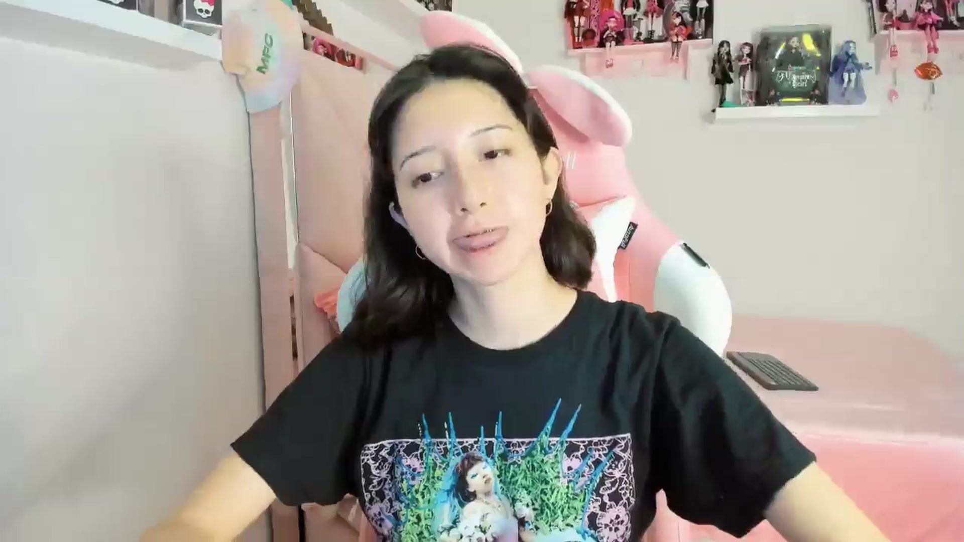 Gallery image thumbnail from Cherrycute666's myfreecams stream on, 11/19/2024, 01:40 image 15 of 20