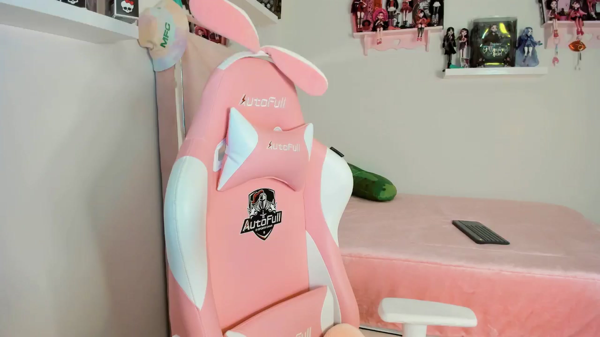Gallery image thumbnail from Cherrycute666's myfreecams stream on, 11/19/2024, 01:40 image 17 of 20