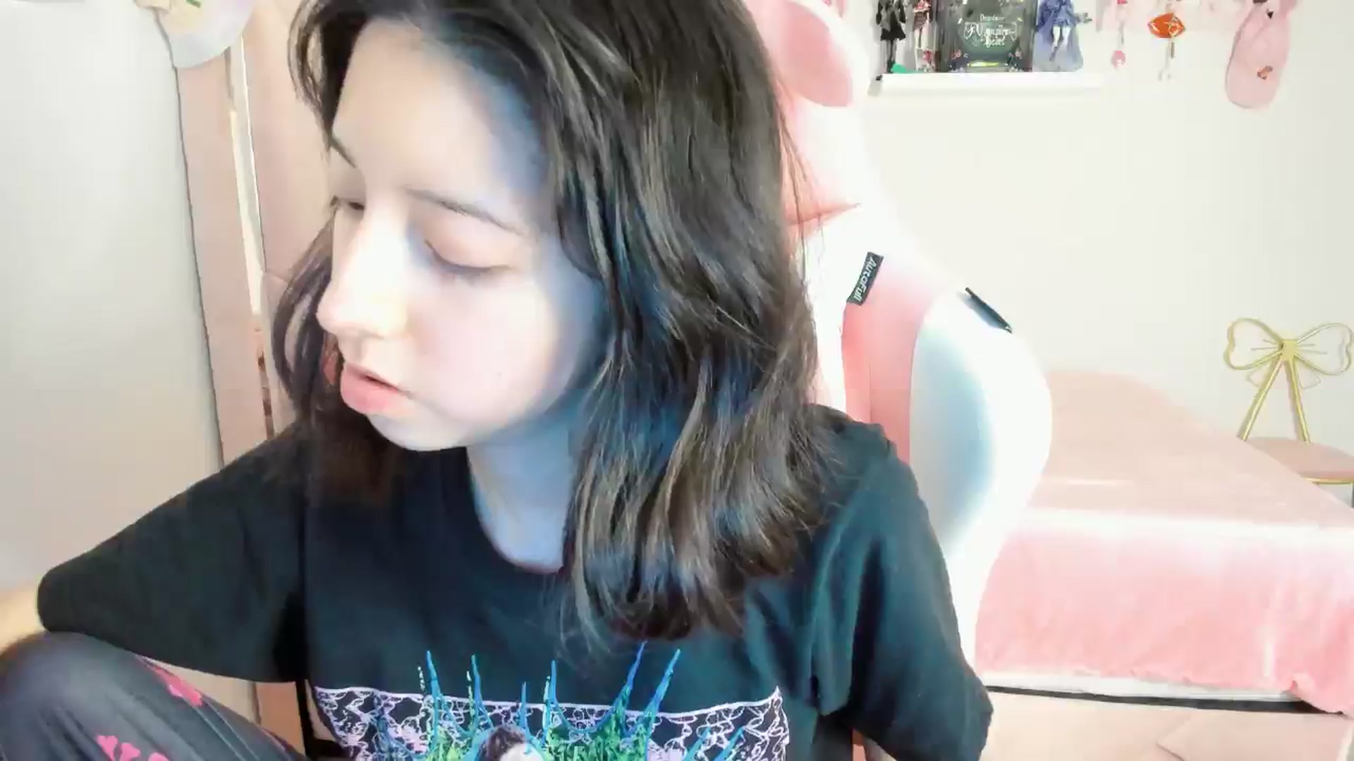 Gallery image thumbnail from Cherrycute666's myfreecams stream on, 11/19/2024, 05:42 image 3 of 20
