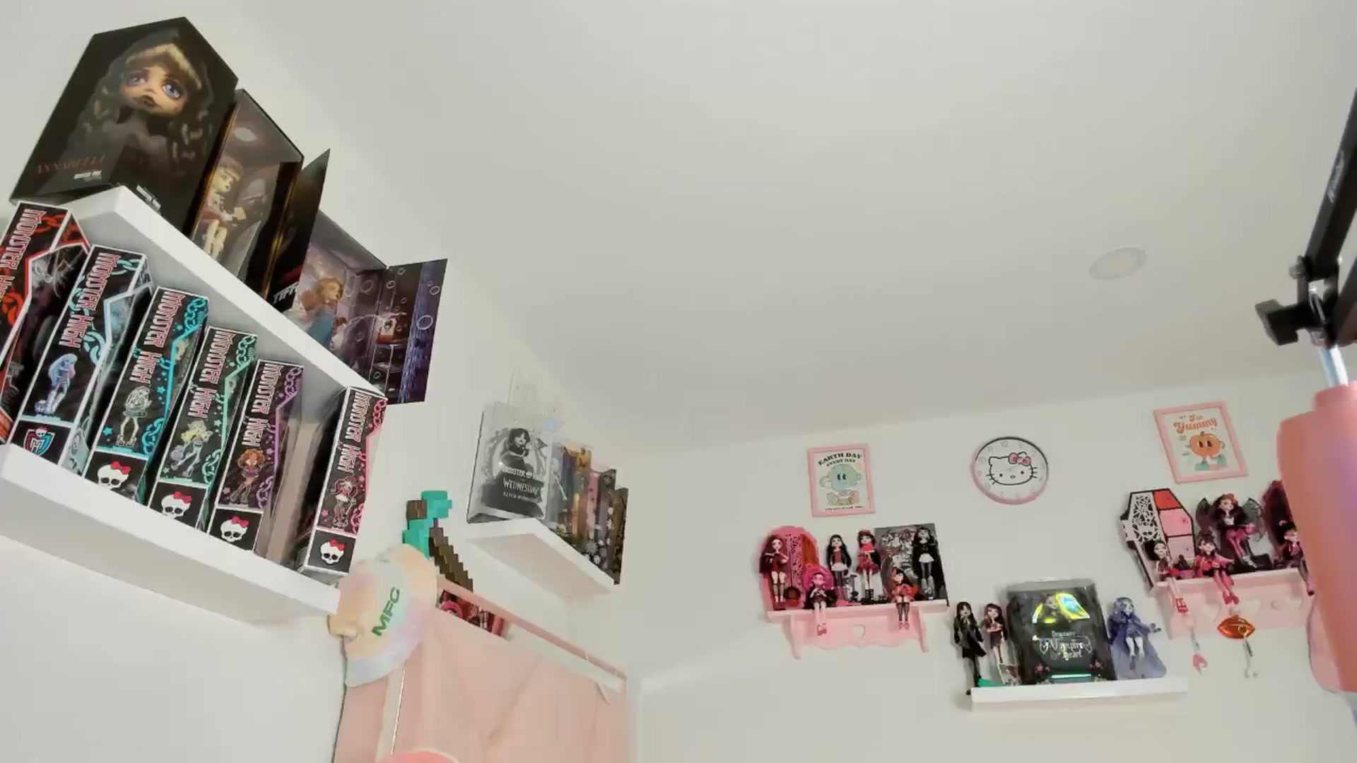 Gallery image thumbnail from Cherrycute666's myfreecams stream on, 11/19/2024, 05:42 image 13 of 20