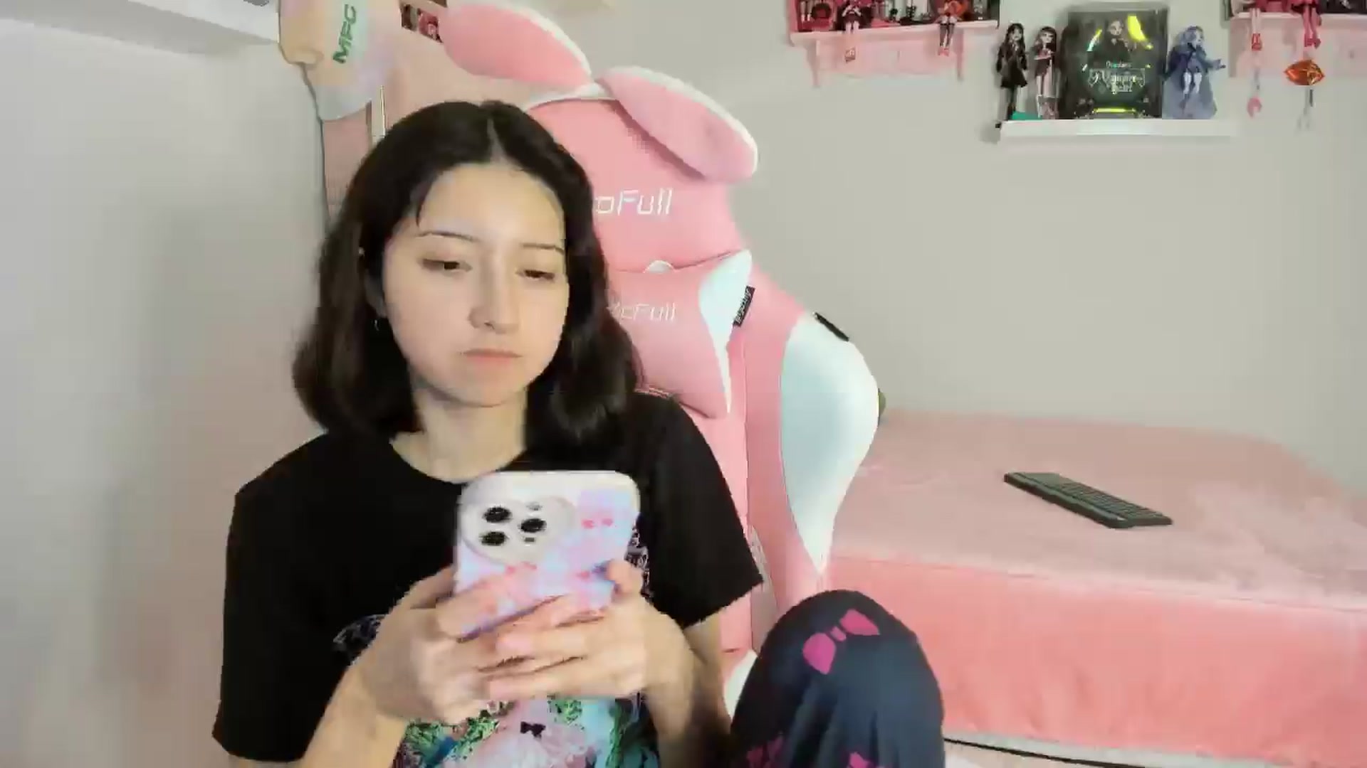 Gallery image thumbnail from Cherrycute666's myfreecams stream on, 11/19/2024, 05:42 image 16 of 20