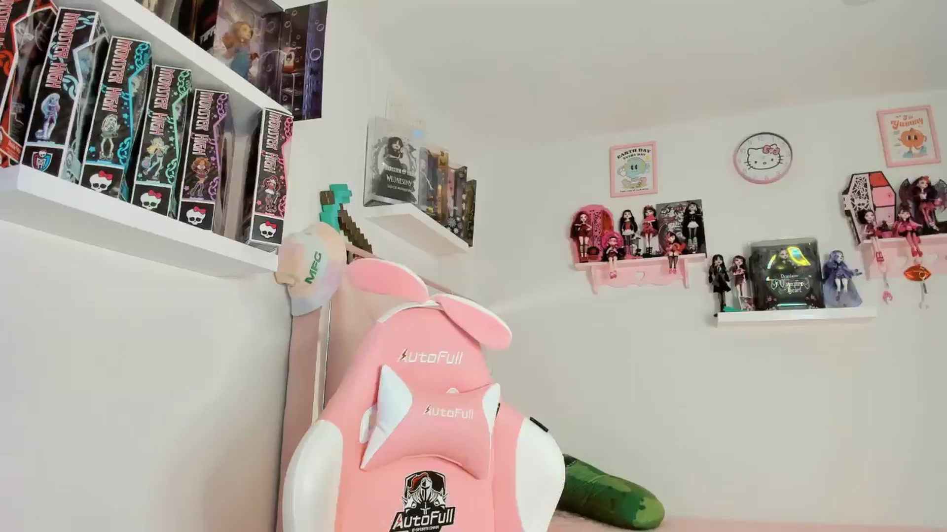 Gallery image thumbnail from Cherrycute666's myfreecams stream on, 11/19/2024, 05:42 image 18 of 20