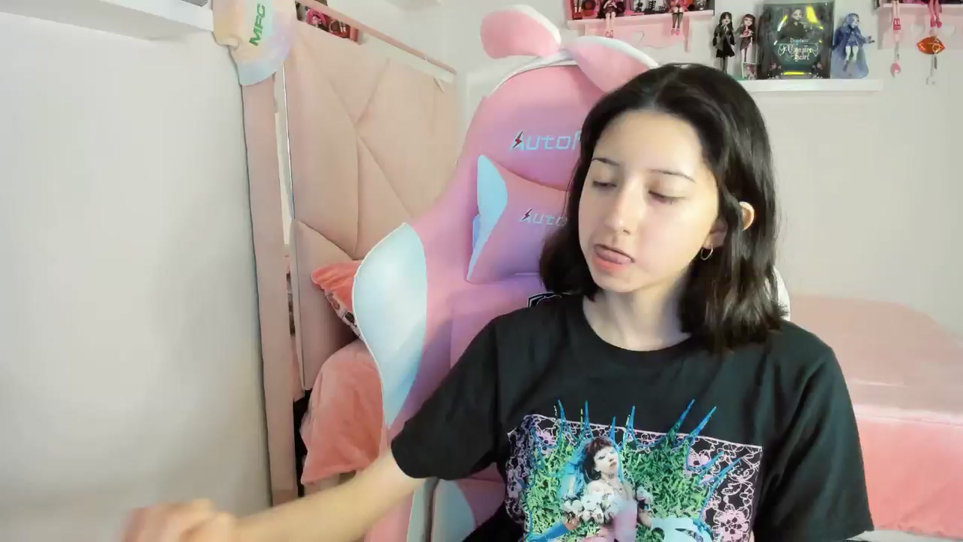 Gallery image thumbnail from Cherrycute666's myfreecams stream on, 11/19/2024, 05:42 image 1 of 20