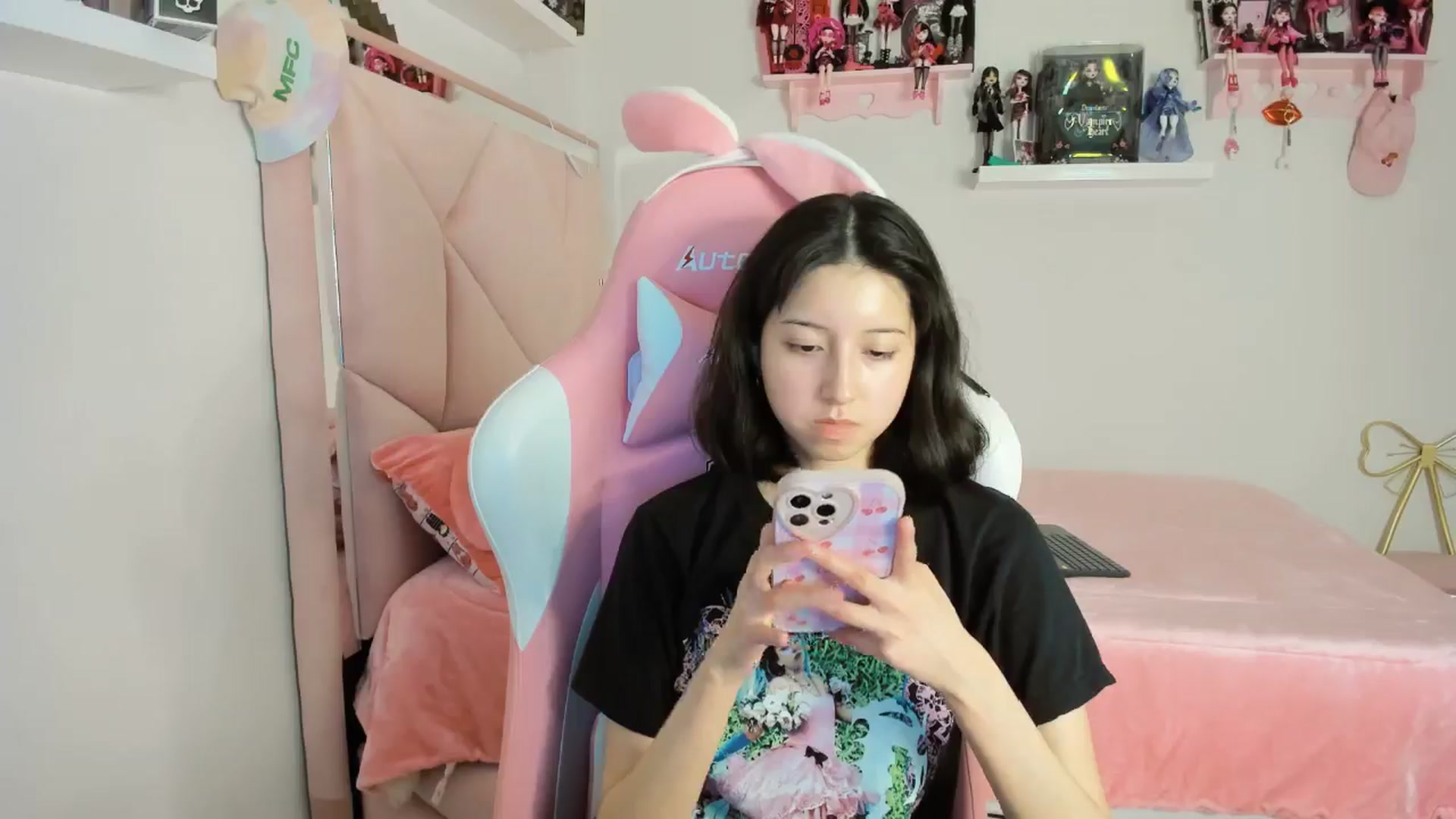 Gallery image thumbnail from Cherrycute666's myfreecams stream on, 11/19/2024, 05:42 image 5 of 20