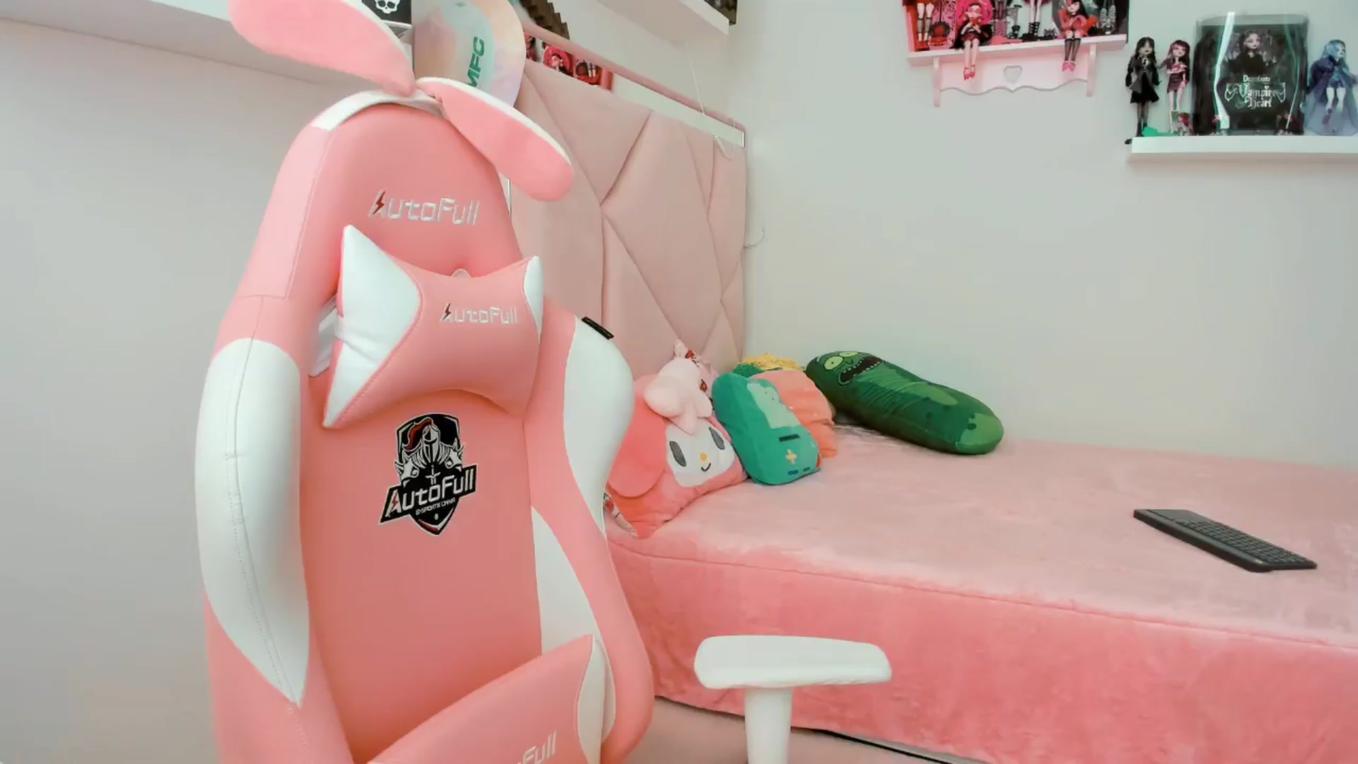 Gallery image thumbnail from Cherrycute666's myfreecams stream on, 11/19/2024, 20:57 image 19 of 20