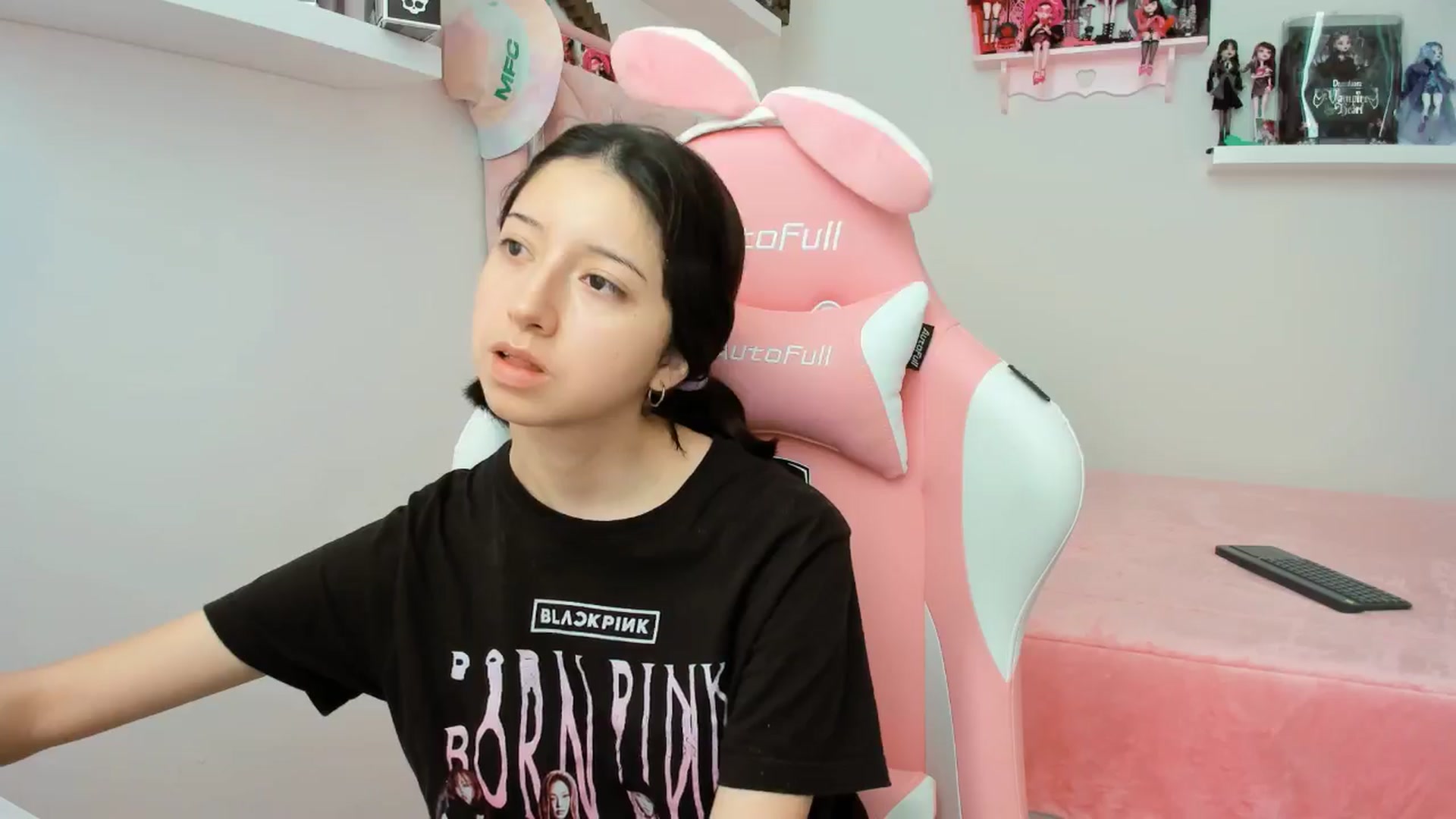 Gallery image thumbnail from Cherrycute666's myfreecams stream on, 11/19/2024, 20:57 image 14 of 20