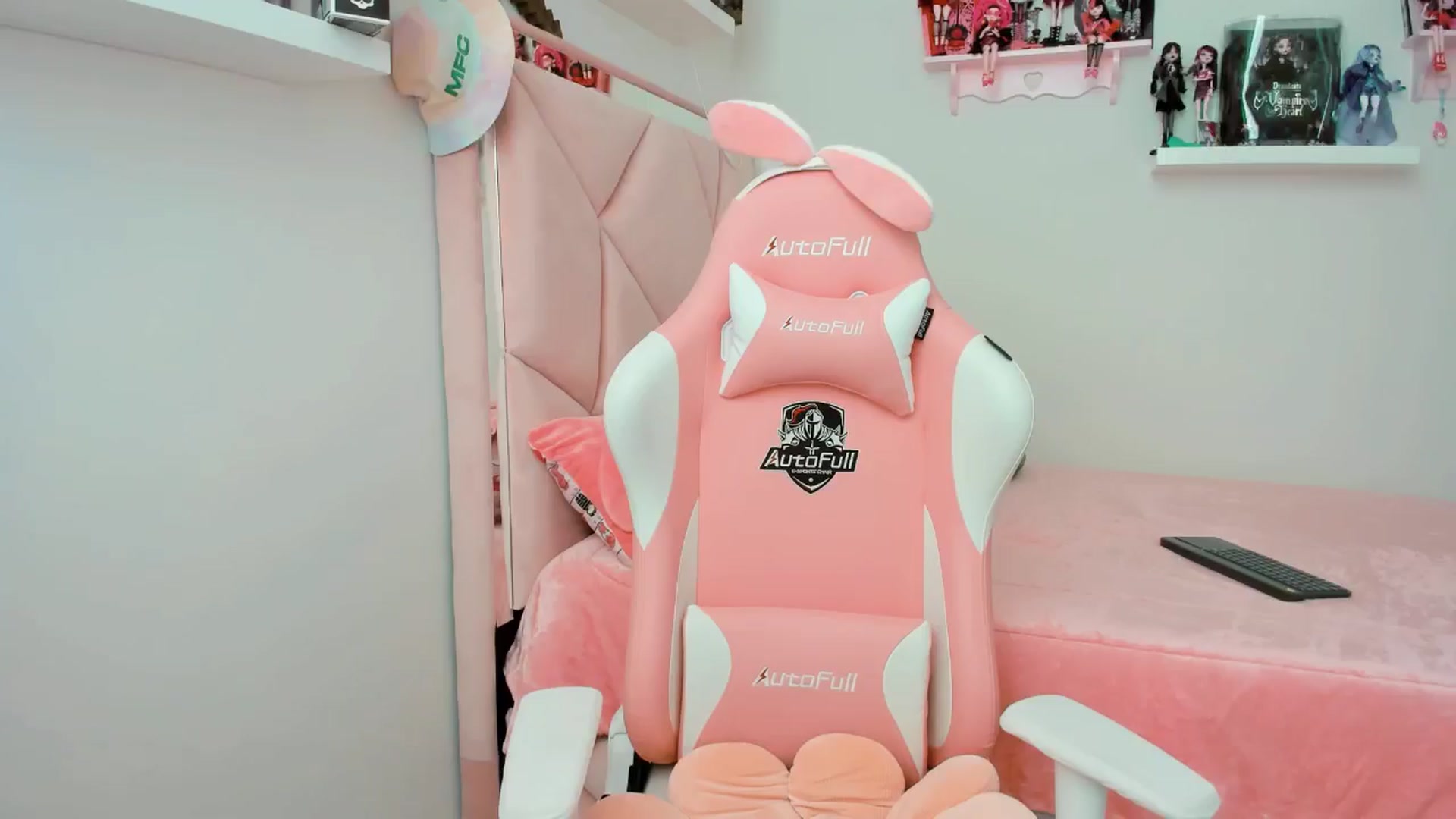 Gallery image thumbnail from Cherrycute666's myfreecams stream on, 11/19/2024, 20:57 image 11 of 20