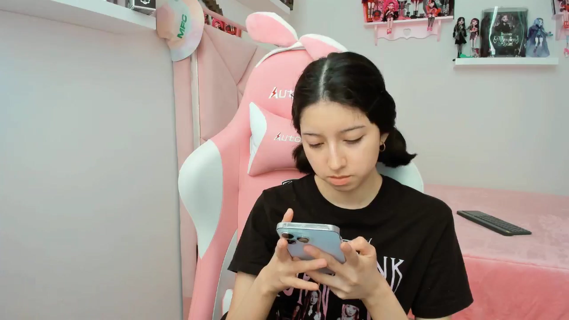 Gallery image thumbnail from Cherrycute666's myfreecams stream on, 11/19/2024, 20:57 image 12 of 20