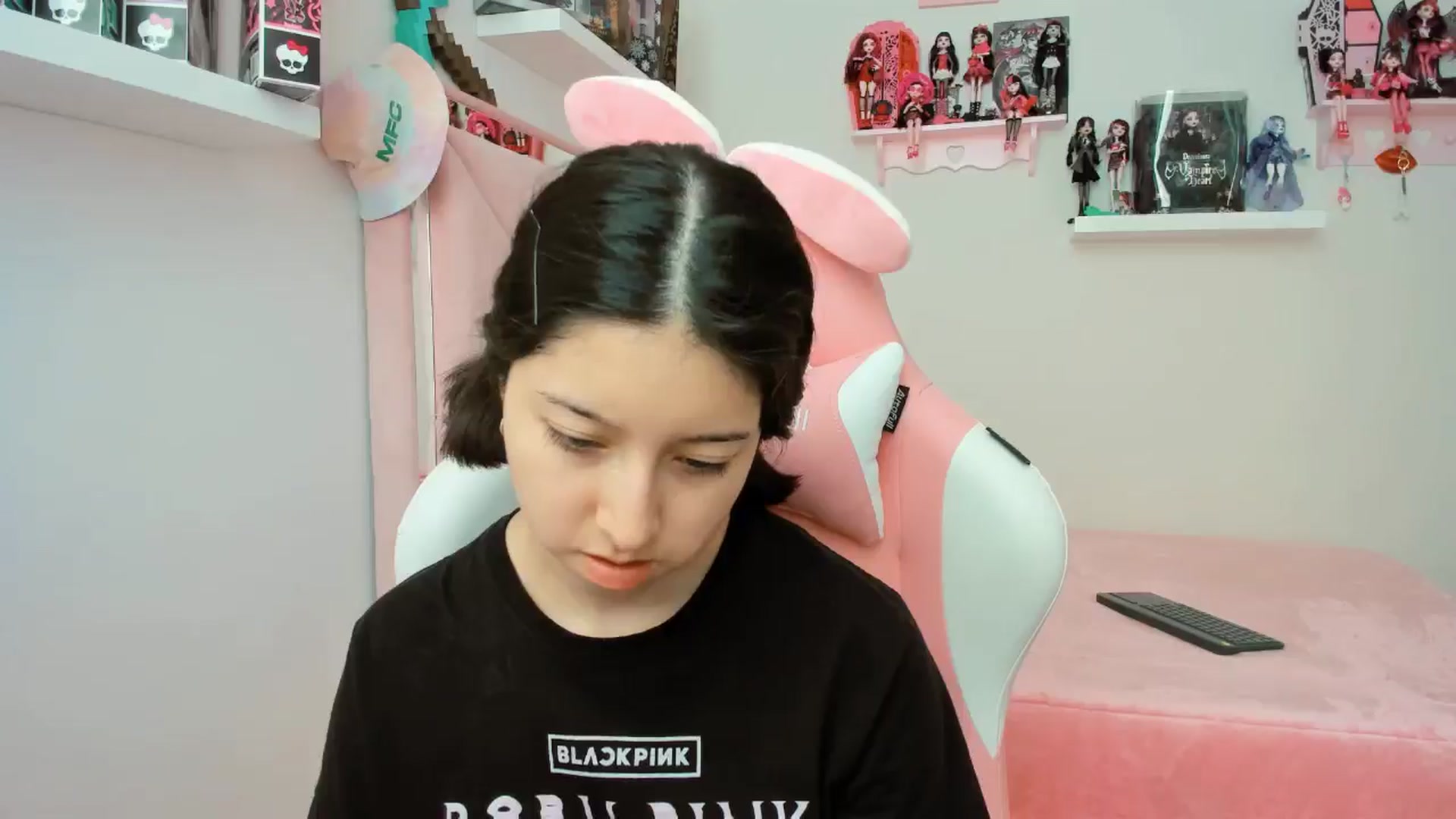 Gallery image thumbnail from Cherrycute666's myfreecams stream on, 11/19/2024, 20:57 image 6 of 20