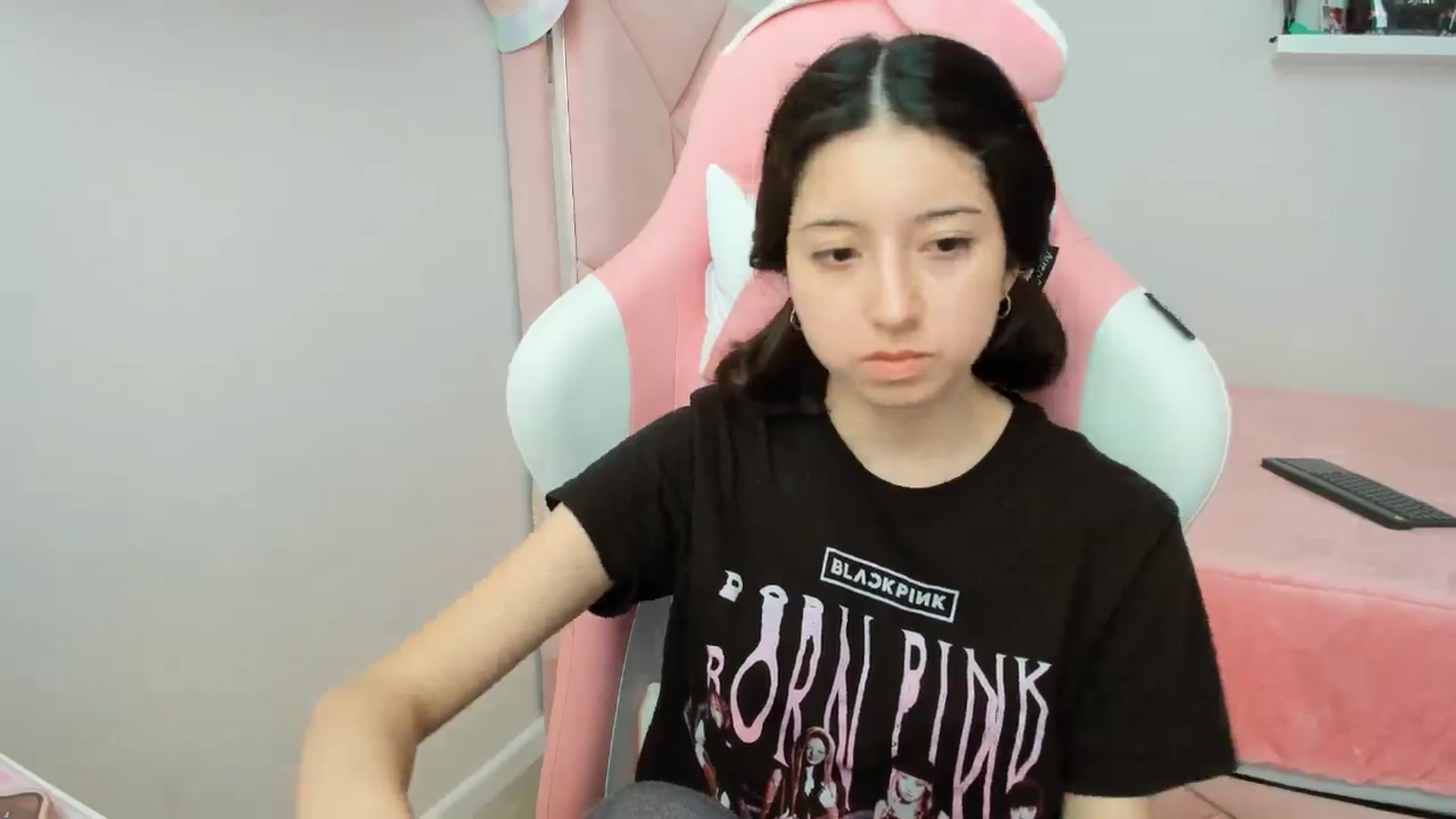 Gallery image thumbnail from Cherrycute666's myfreecams stream on, 11/19/2024, 22:15 image 17 of 20