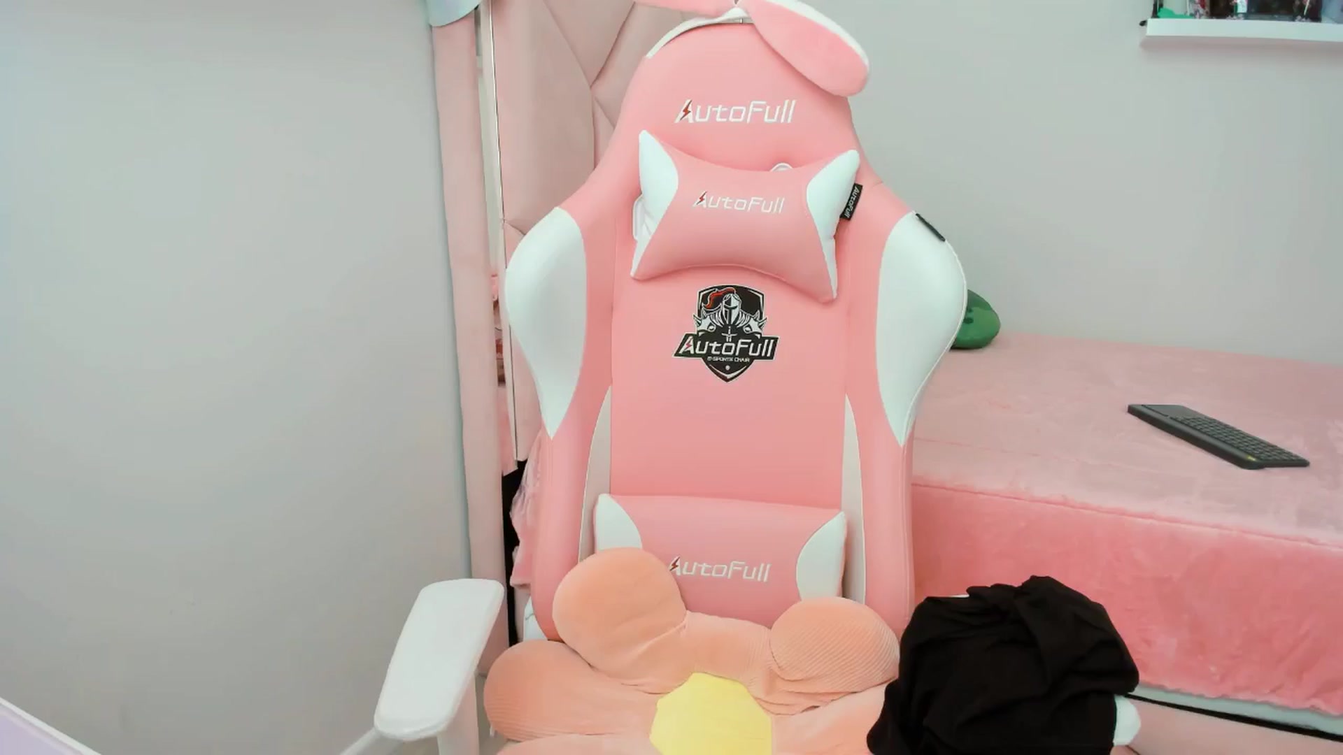 Gallery image thumbnail from Cherrycute666's myfreecams stream on, 11/19/2024, 22:15 image 5 of 20
