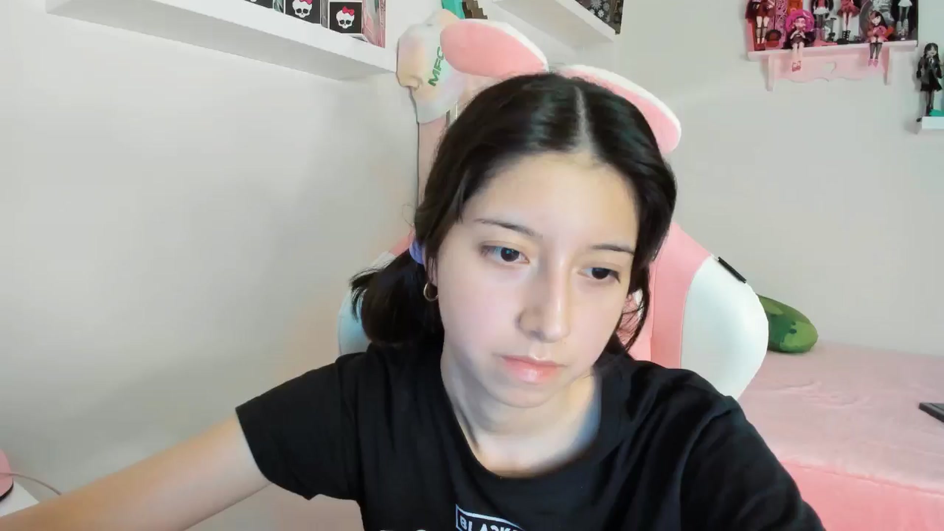 Gallery image thumbnail from Cherrycute666's myfreecams stream on, 11/20/2024, 06:08 image 18 of 20