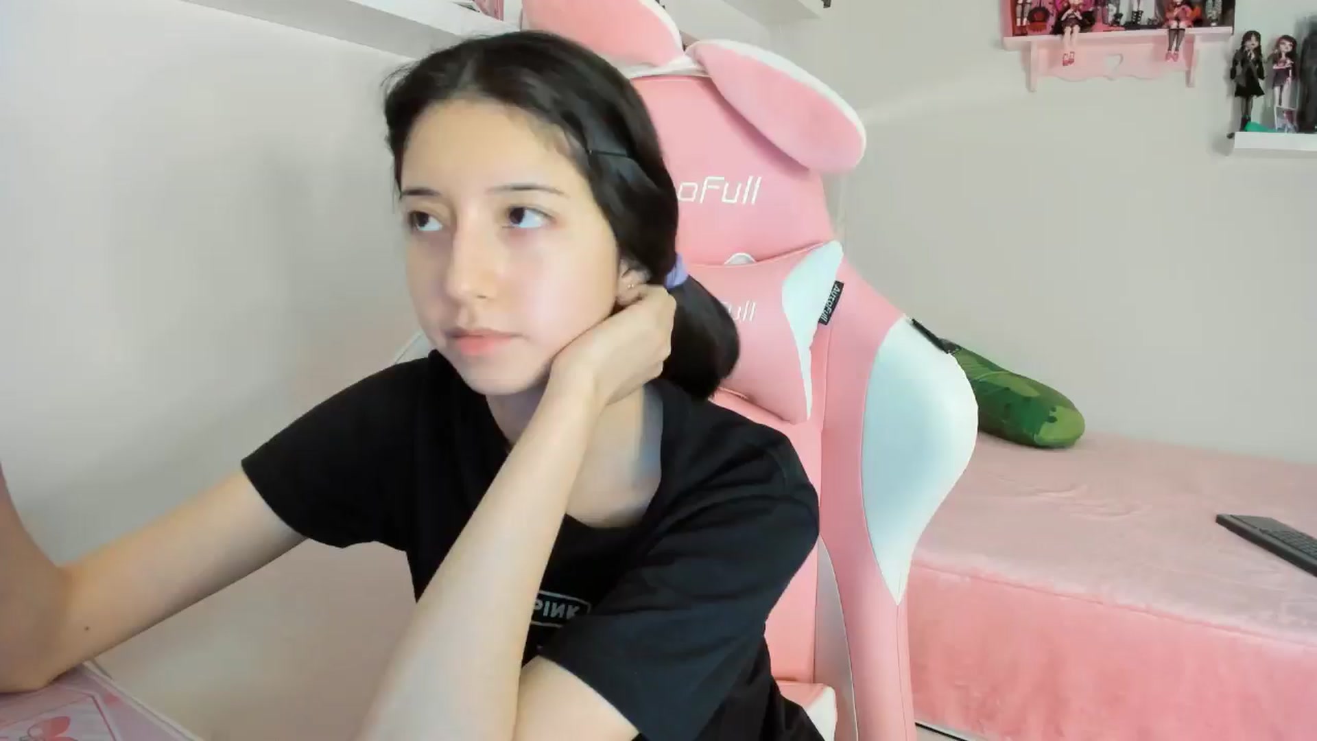 Gallery image thumbnail from Cherrycute666's myfreecams stream on, 11/20/2024, 06:08 image 10 of 20
