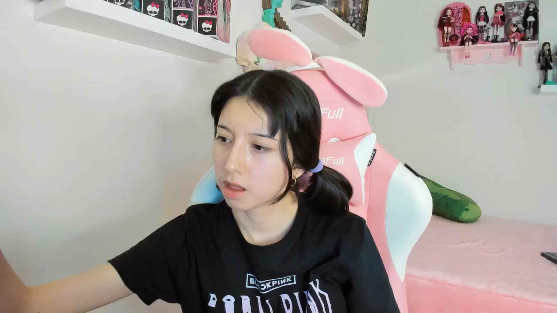 Gallery image thumbnail from Cherrycute666's myfreecams stream on, 11/20/2024, 06:08 image 17 of 20