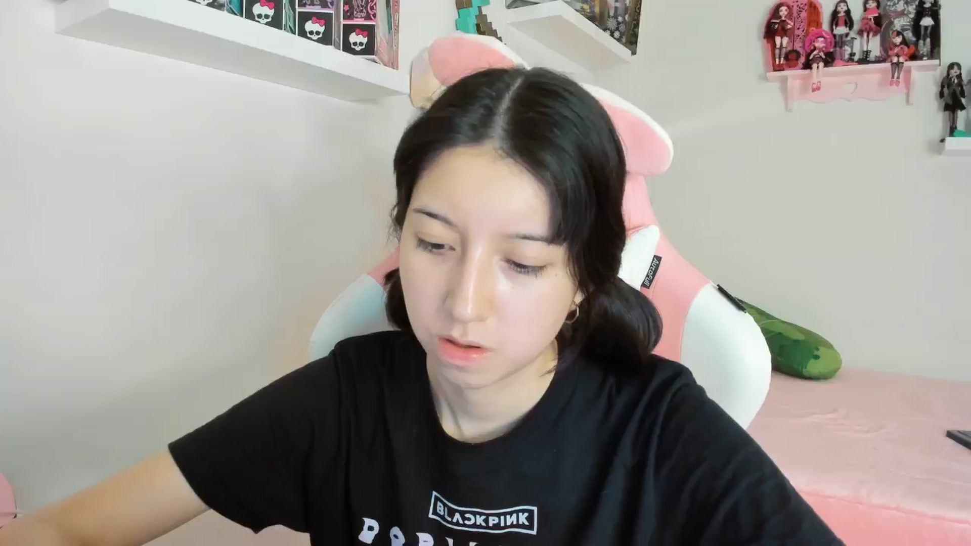 Gallery image thumbnail from Cherrycute666's myfreecams stream on, 11/20/2024, 06:08 image 16 of 20