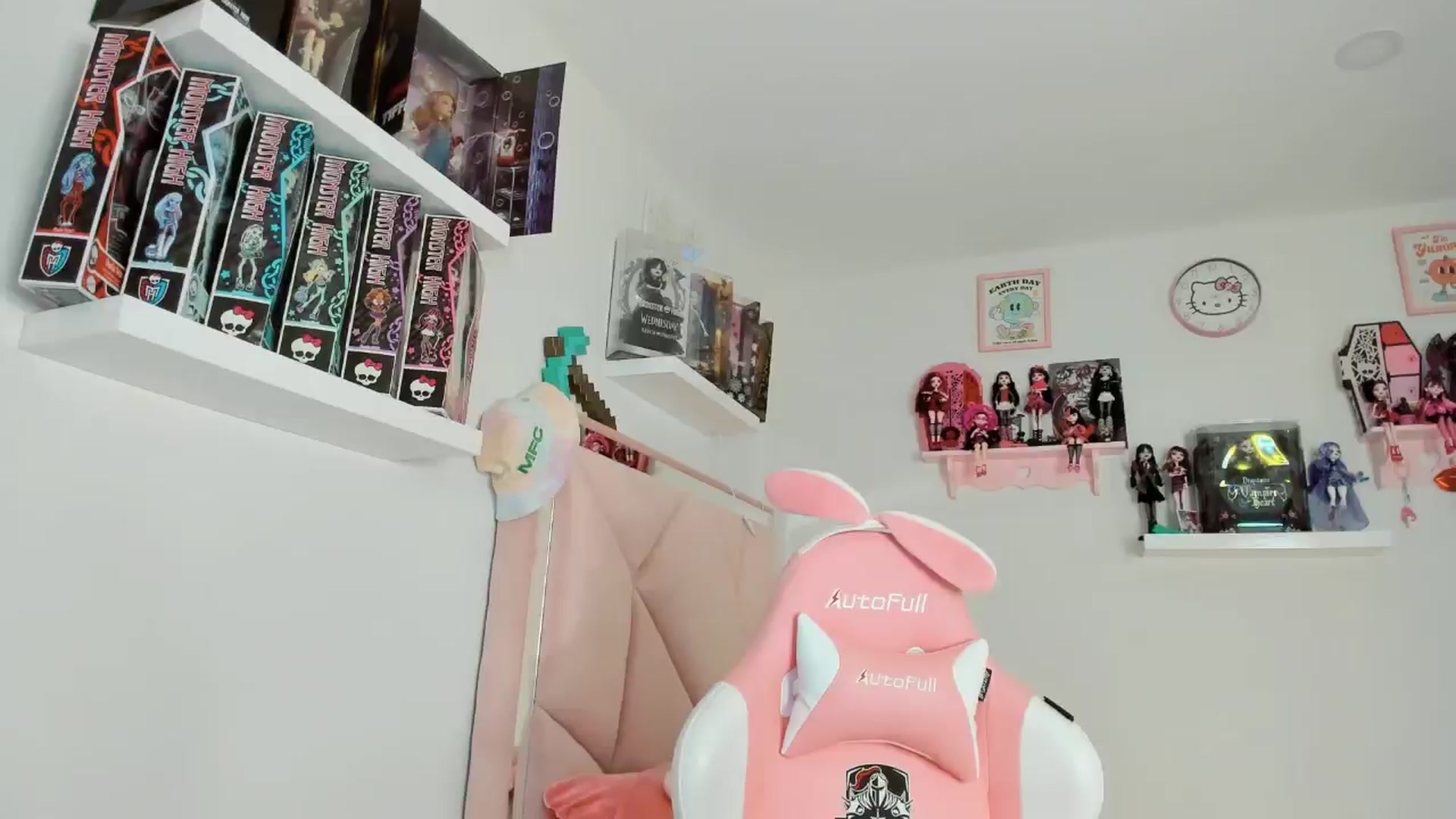 Gallery image thumbnail from Cherrycute666's myfreecams stream on, 11/20/2024, 06:08 image 7 of 20