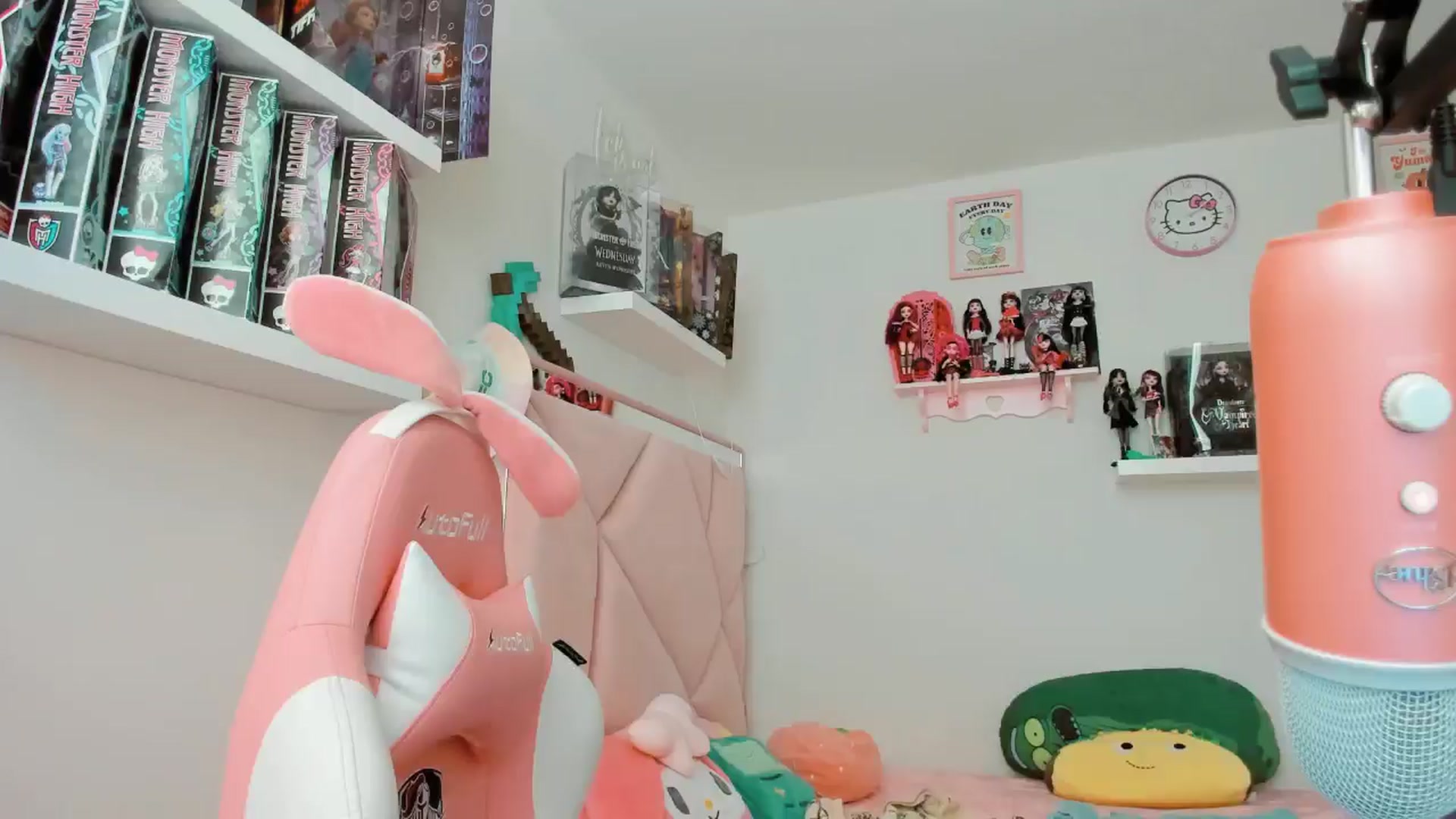 Gallery image thumbnail from Cherrycute666's myfreecams stream on, 11/20/2024, 21:14 image 1 of 20