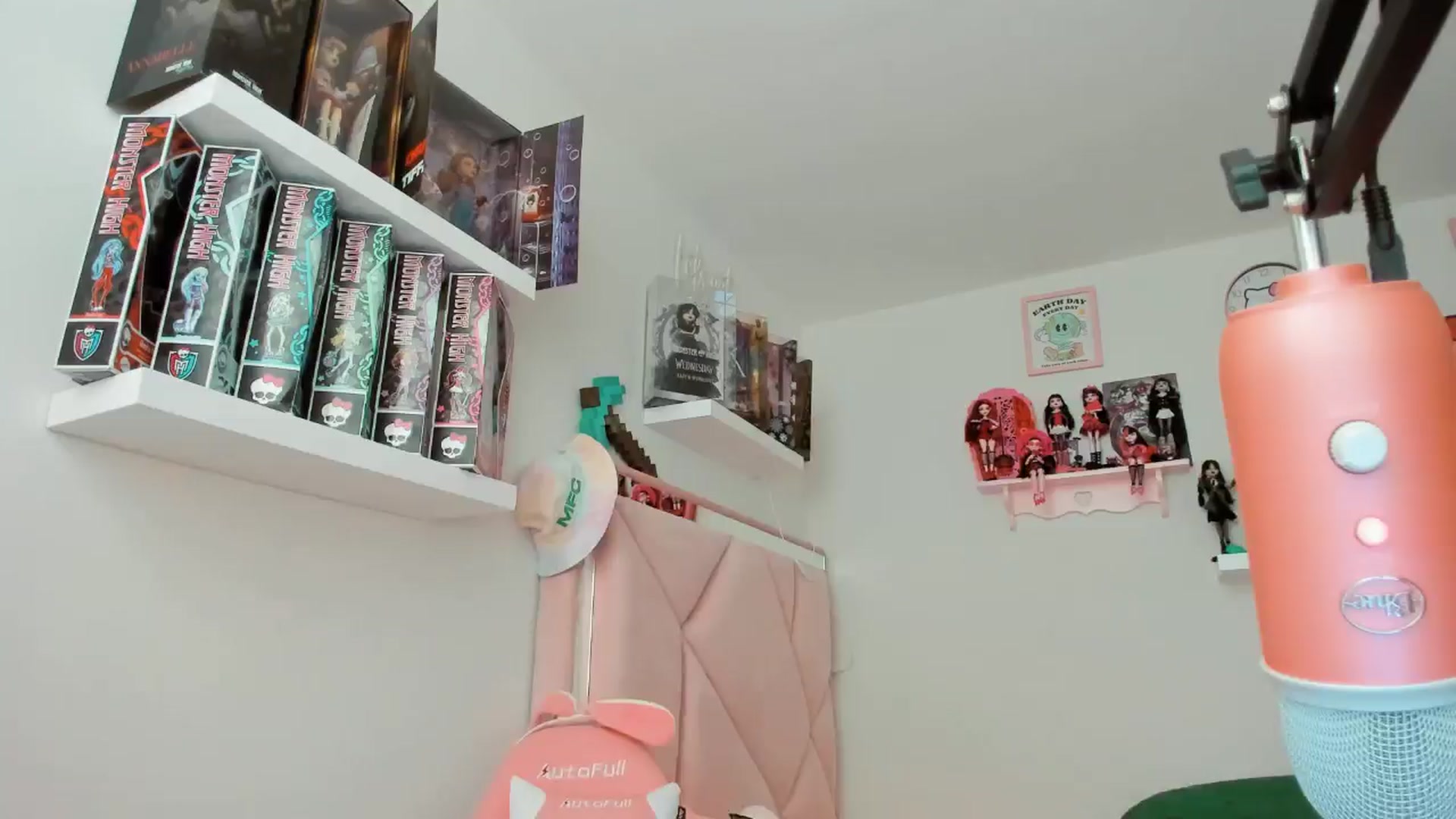 Gallery image thumbnail from Cherrycute666's myfreecams stream on, 11/20/2024, 21:14 image 11 of 20