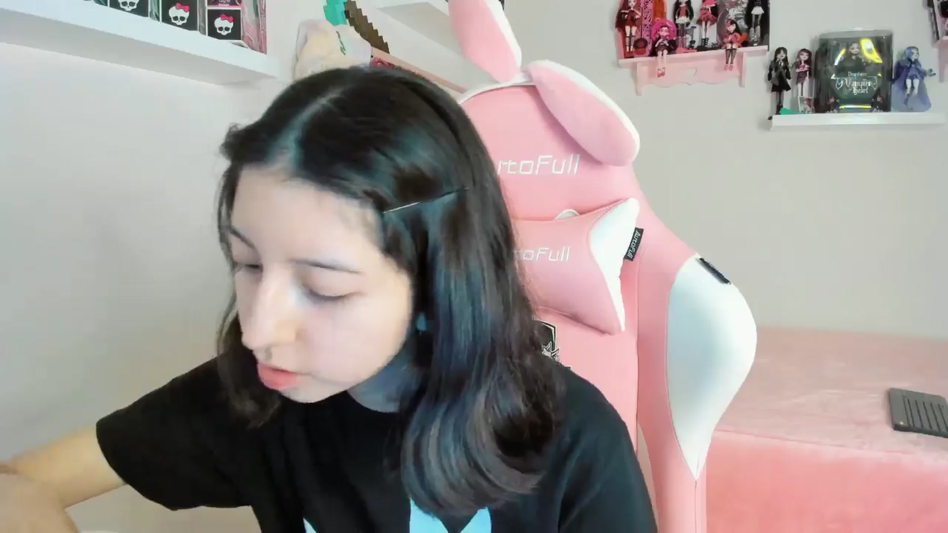 Gallery image thumbnail from Cherrycute666's myfreecams stream on, 11/21/2024, 05:50 image 15 of 20
