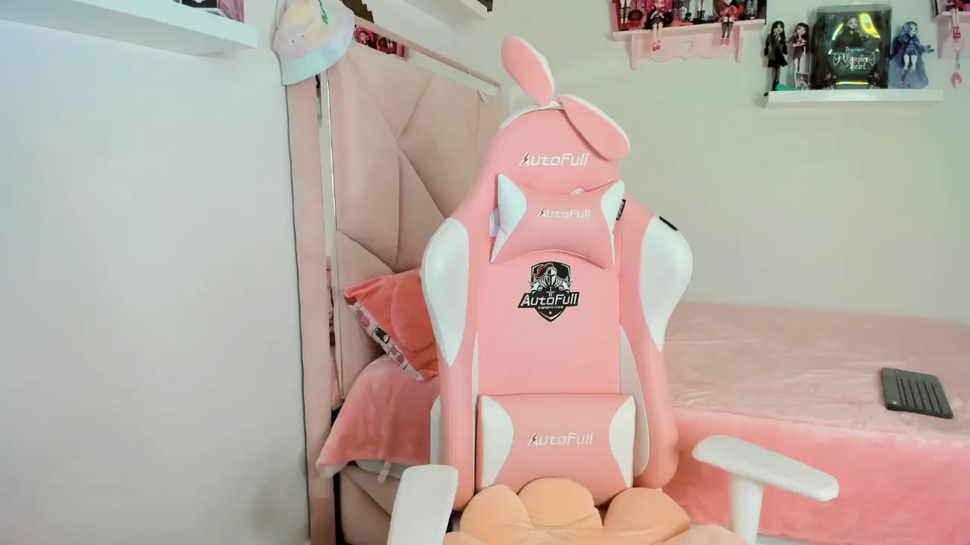 Gallery image thumbnail from Cherrycute666's myfreecams stream on, 11/21/2024, 05:50 image 13 of 20