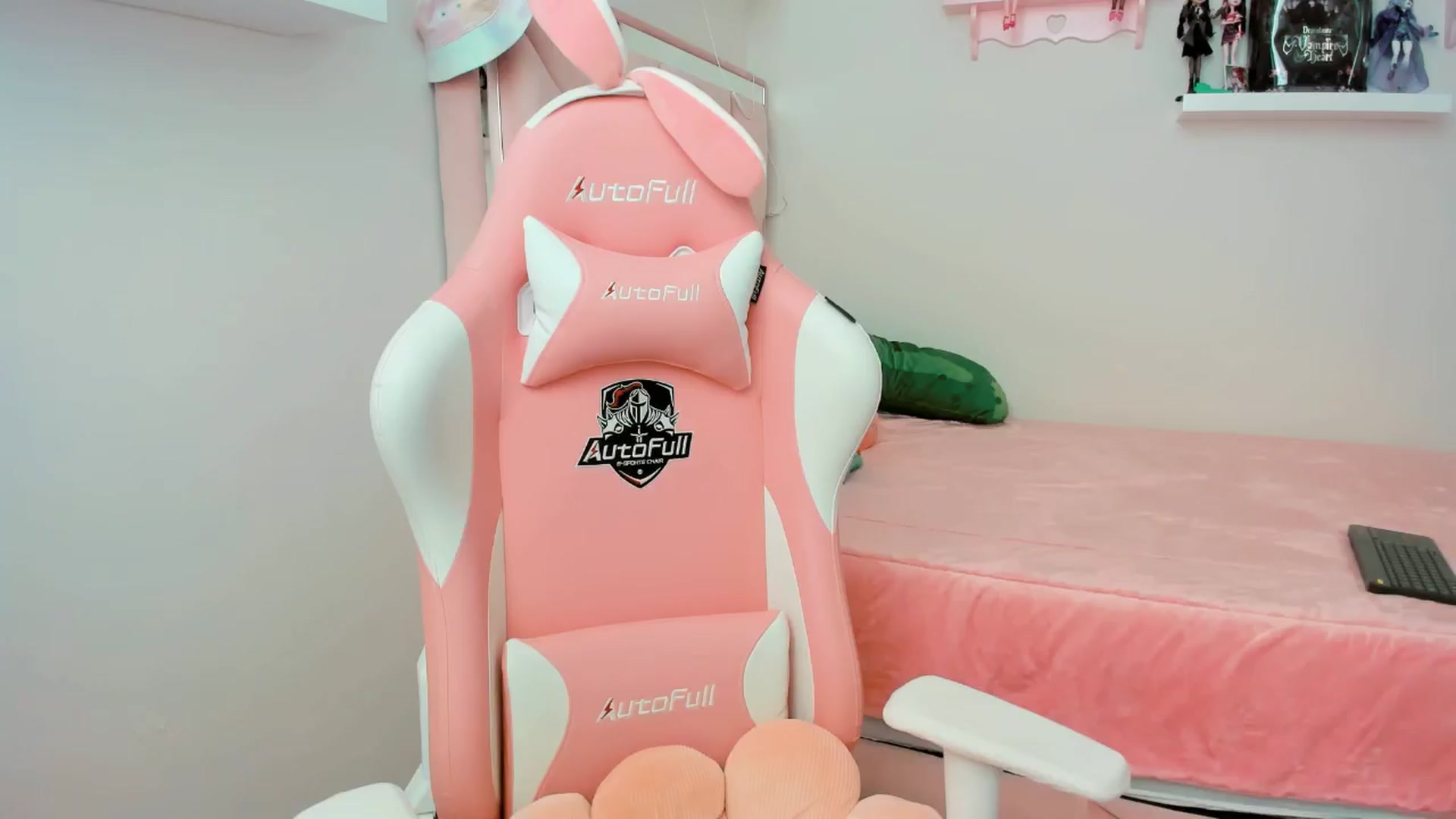 Gallery image thumbnail from Cherrycute666's myfreecams stream on, 11/21/2024, 19:44 image 9 of 20