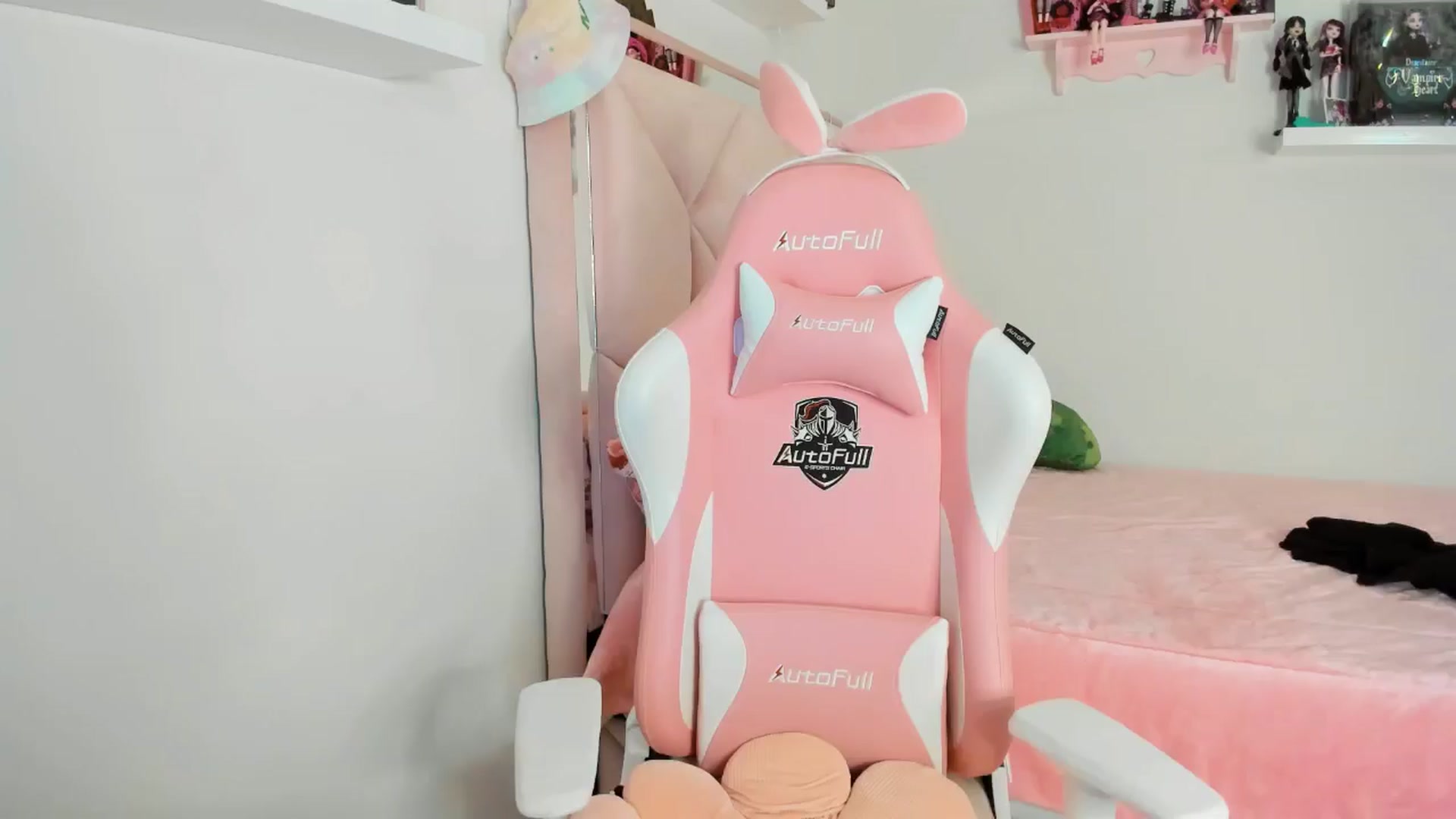 Gallery image thumbnail from Cherrycute666's myfreecams stream on, 11/22/2024, 08:51 image 12 of 20