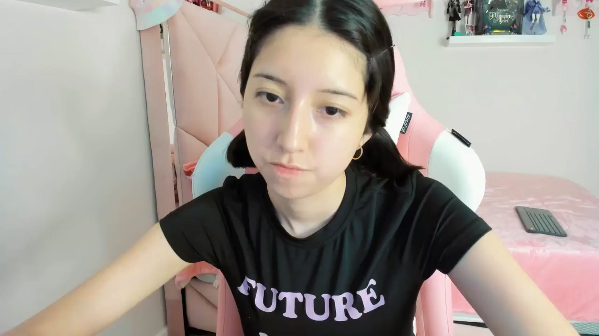 Gallery image thumbnail from Cherrycute666's myfreecams stream on, 11/23/2024, 24:01 image 19 of 20