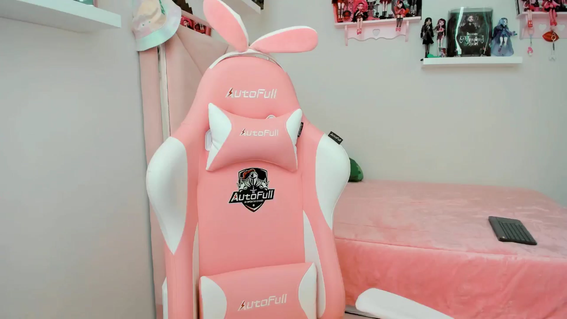 Gallery image thumbnail from Cherrycute666's myfreecams stream on, 11/23/2024, 24:01 image 4 of 20