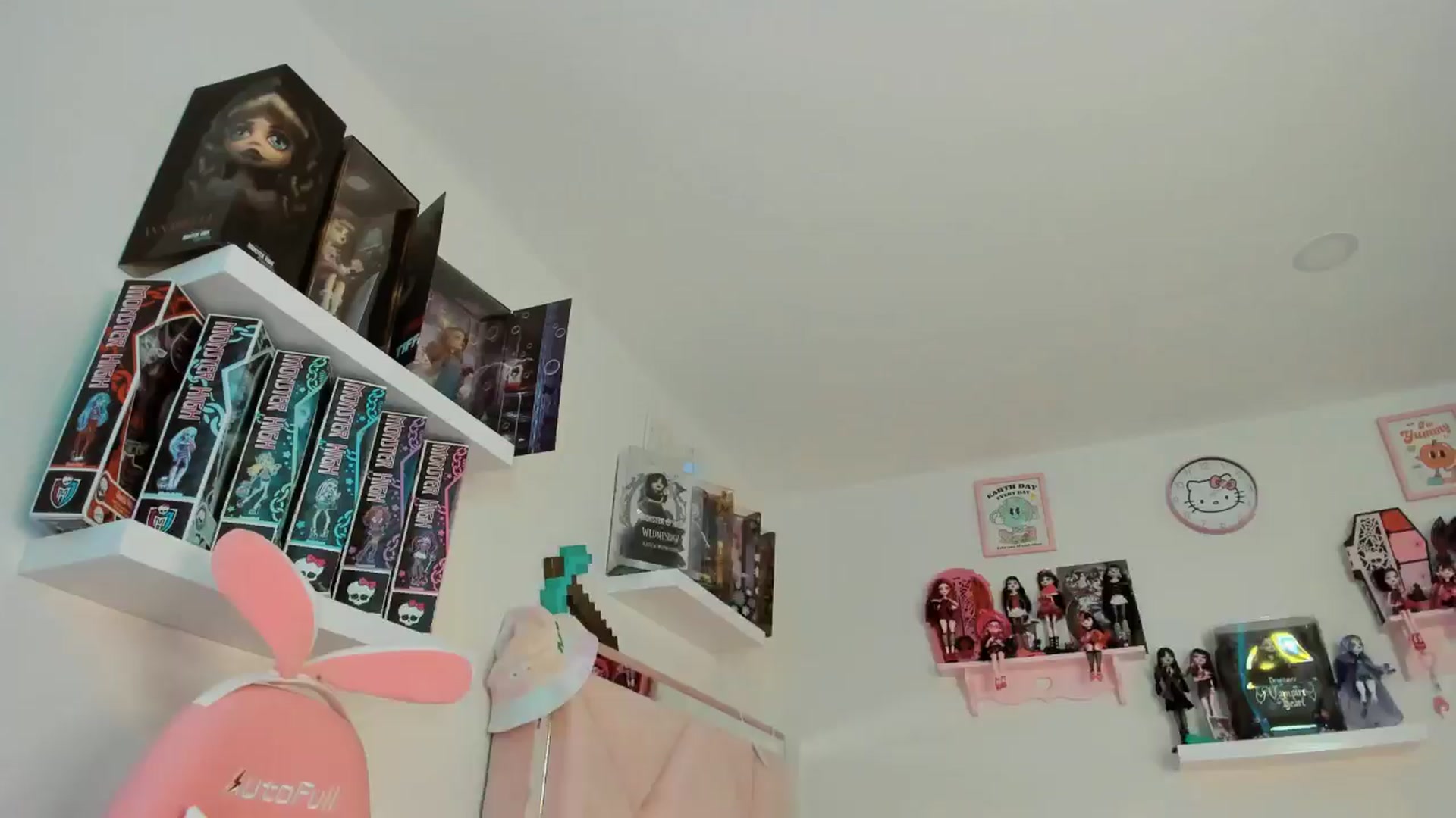 Gallery image thumbnail from Cherrycute666's myfreecams stream on, 11/23/2024, 24:01 image 17 of 20