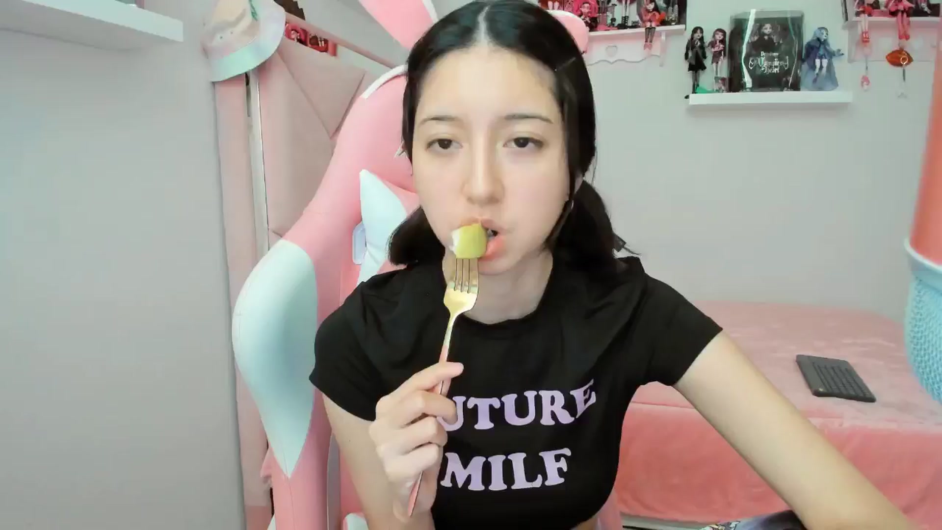 Gallery image thumbnail from Cherrycute666's myfreecams stream on, 11/23/2024, 24:01 image 9 of 20