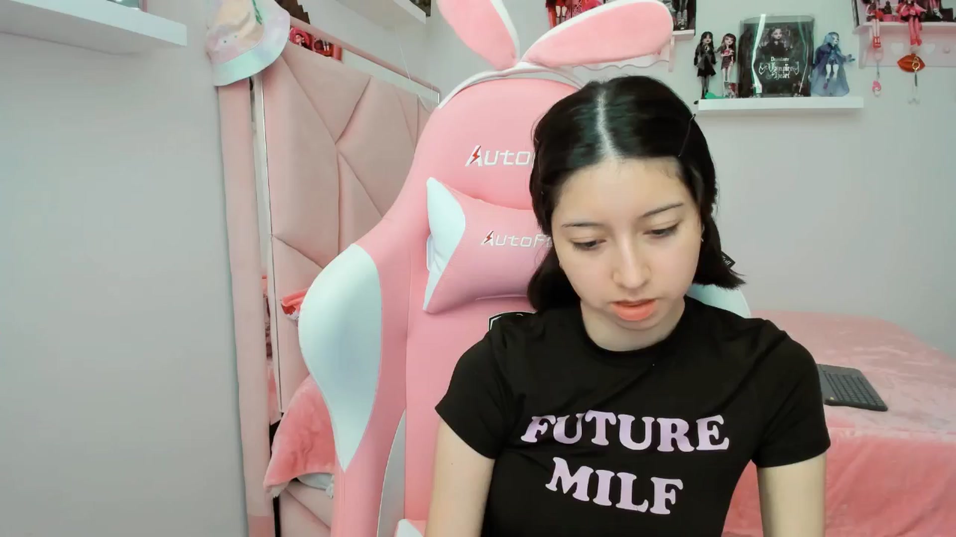 Gallery image thumbnail from Cherrycute666's myfreecams stream on, 11/23/2024, 24:01 image 6 of 20