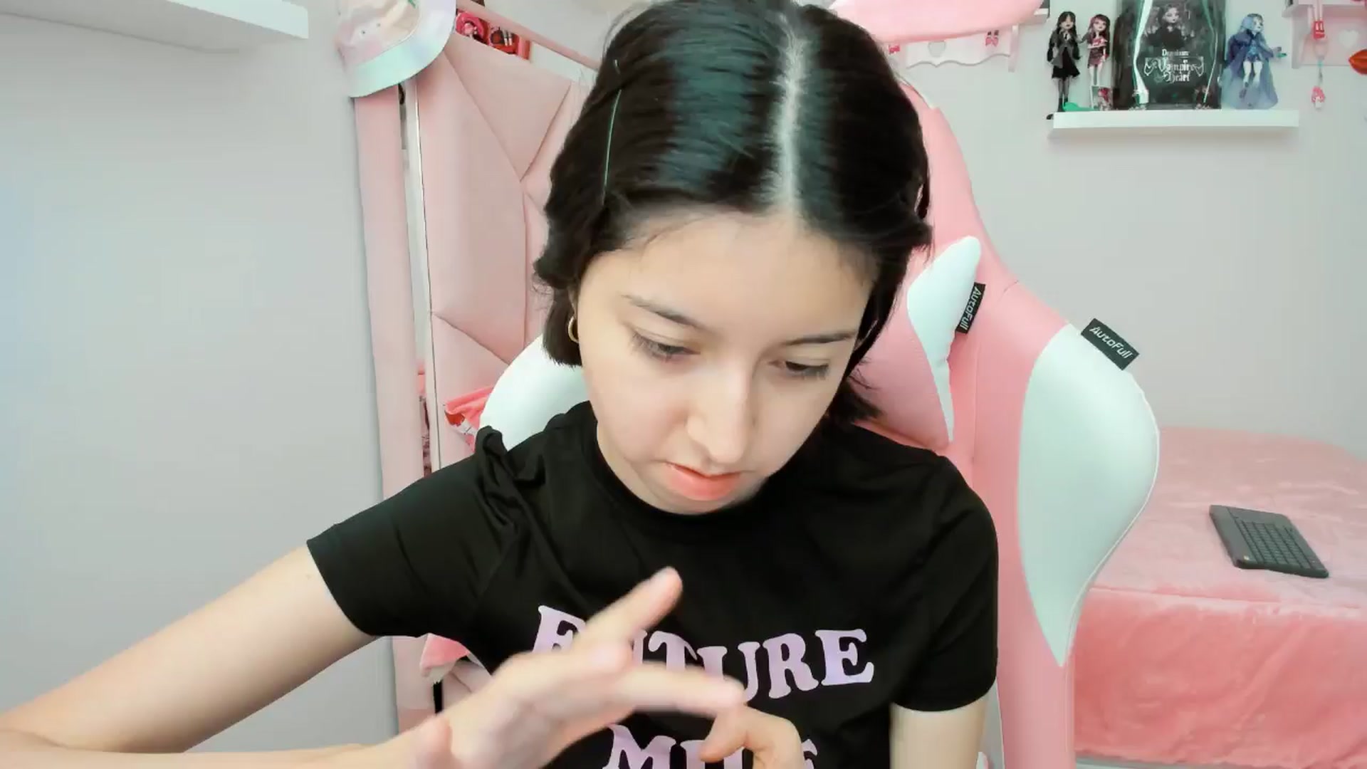 Gallery image thumbnail from Cherrycute666's myfreecams stream on, 11/23/2024, 24:01 image 1 of 20